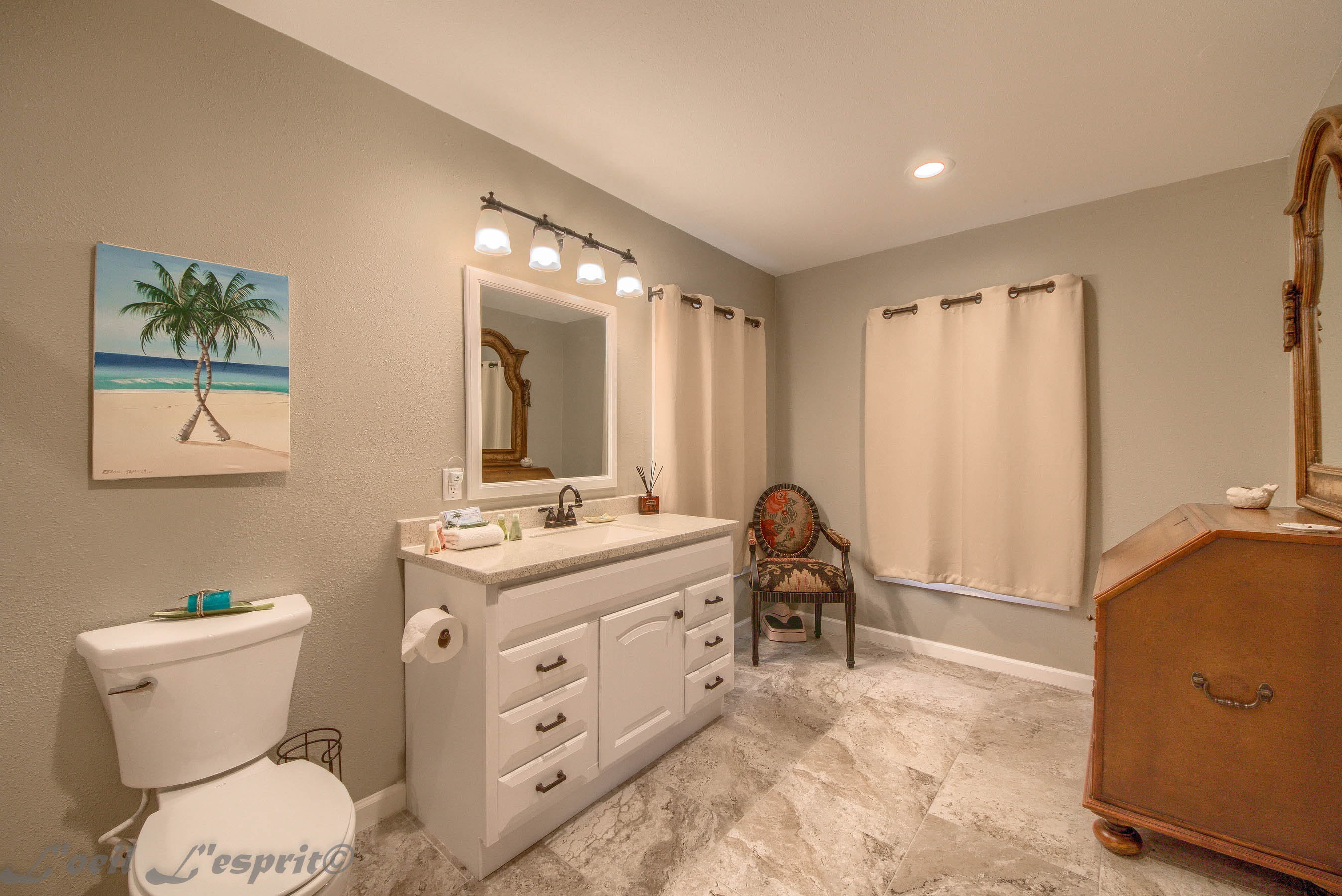 Master bedroom private en suite bathroom 