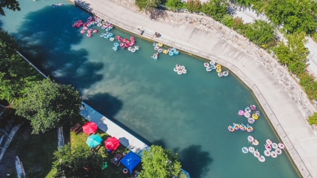 Beaver Bend Riverside Park. Less than 5 minutes from the house, enjoy private river access at Beaver Bend Park. This park is shared with 3 other homes. Picnic tables with umbrellas, charcoal grills and direct Comal River Access. 