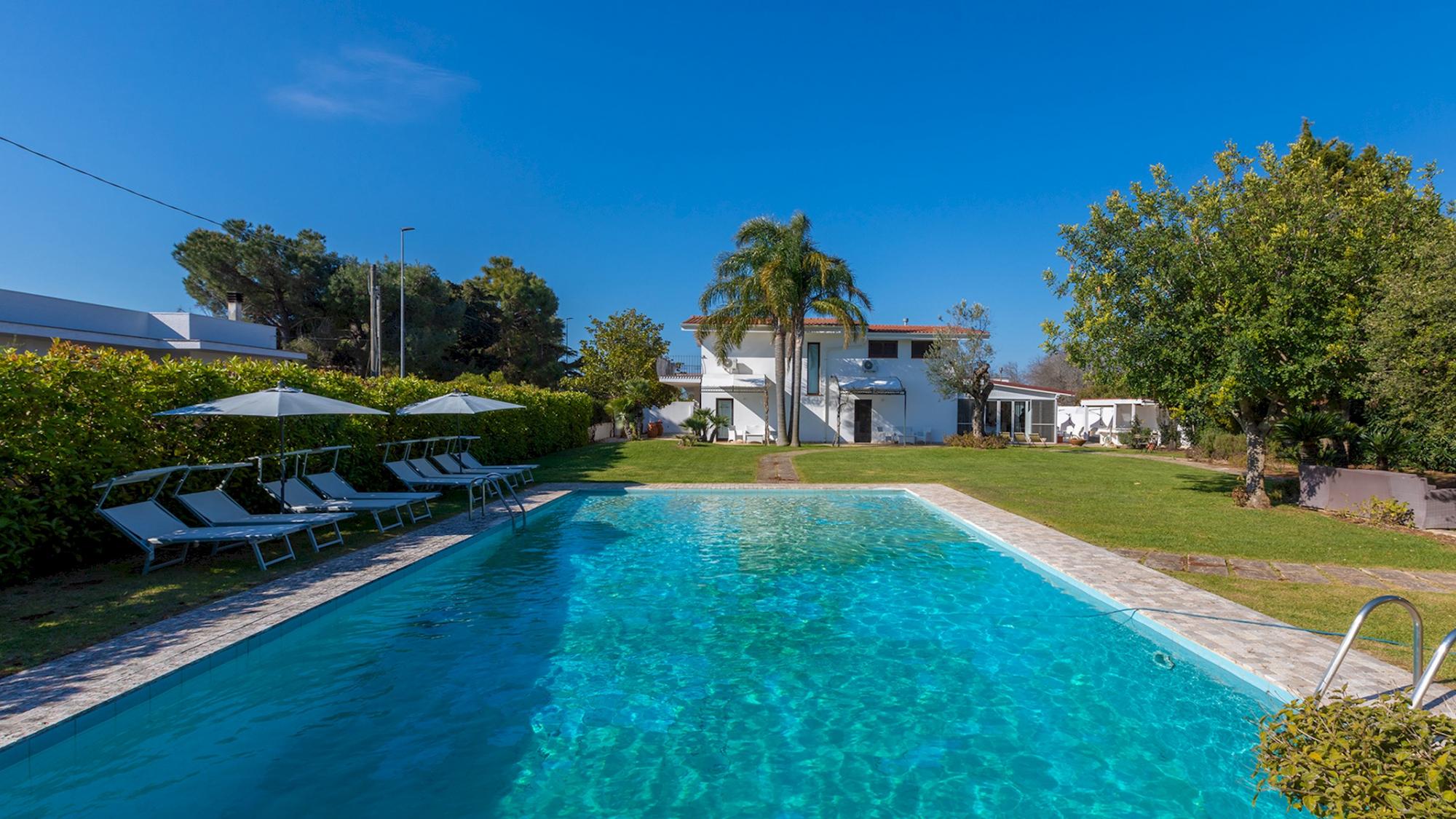 Property Image 1 - Refined Elegant Villa with Solarium and Private Pool