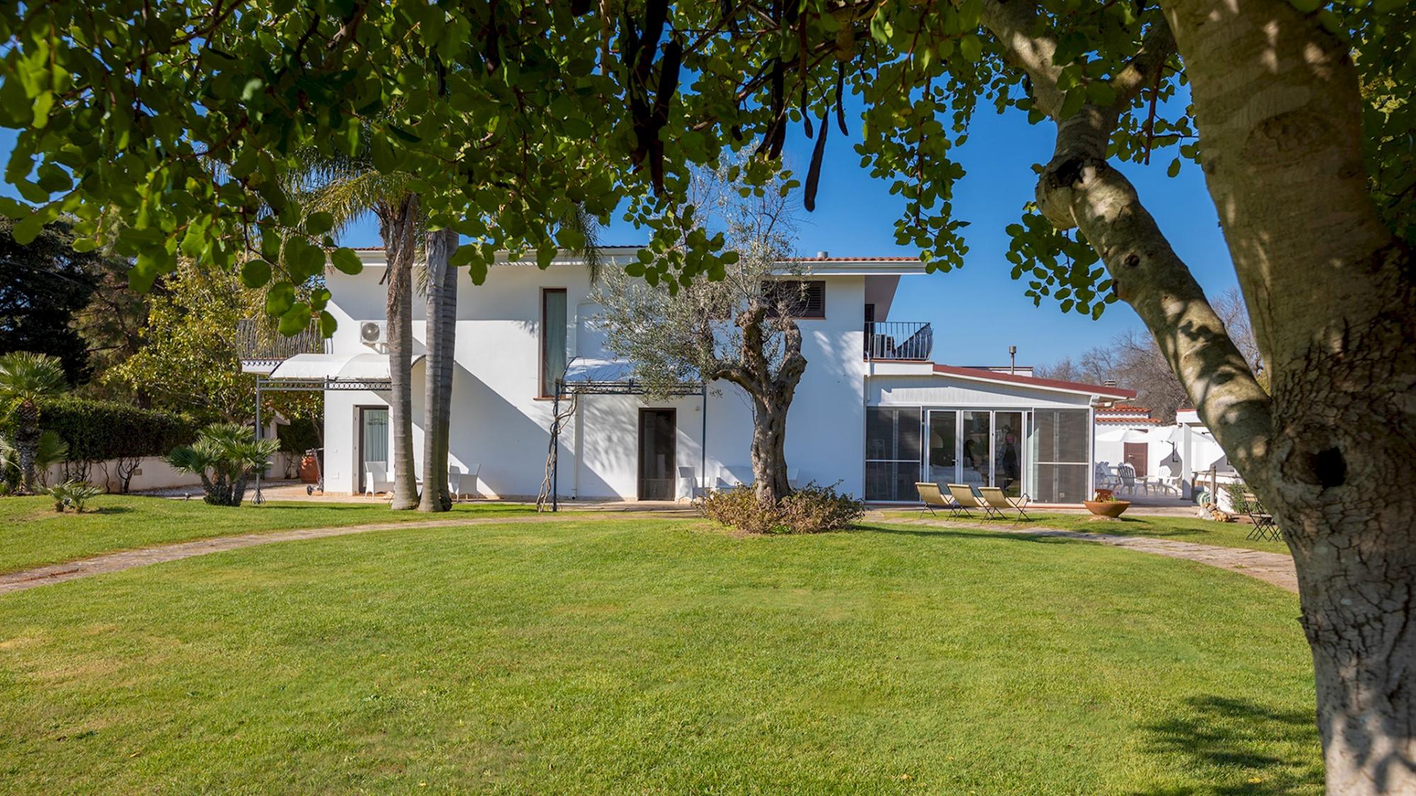Refined Elegant Villa with Solarium and Private Pool