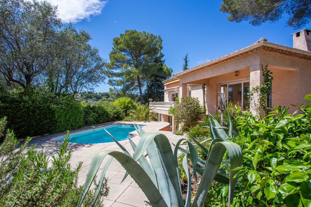 Villa with swimming pool