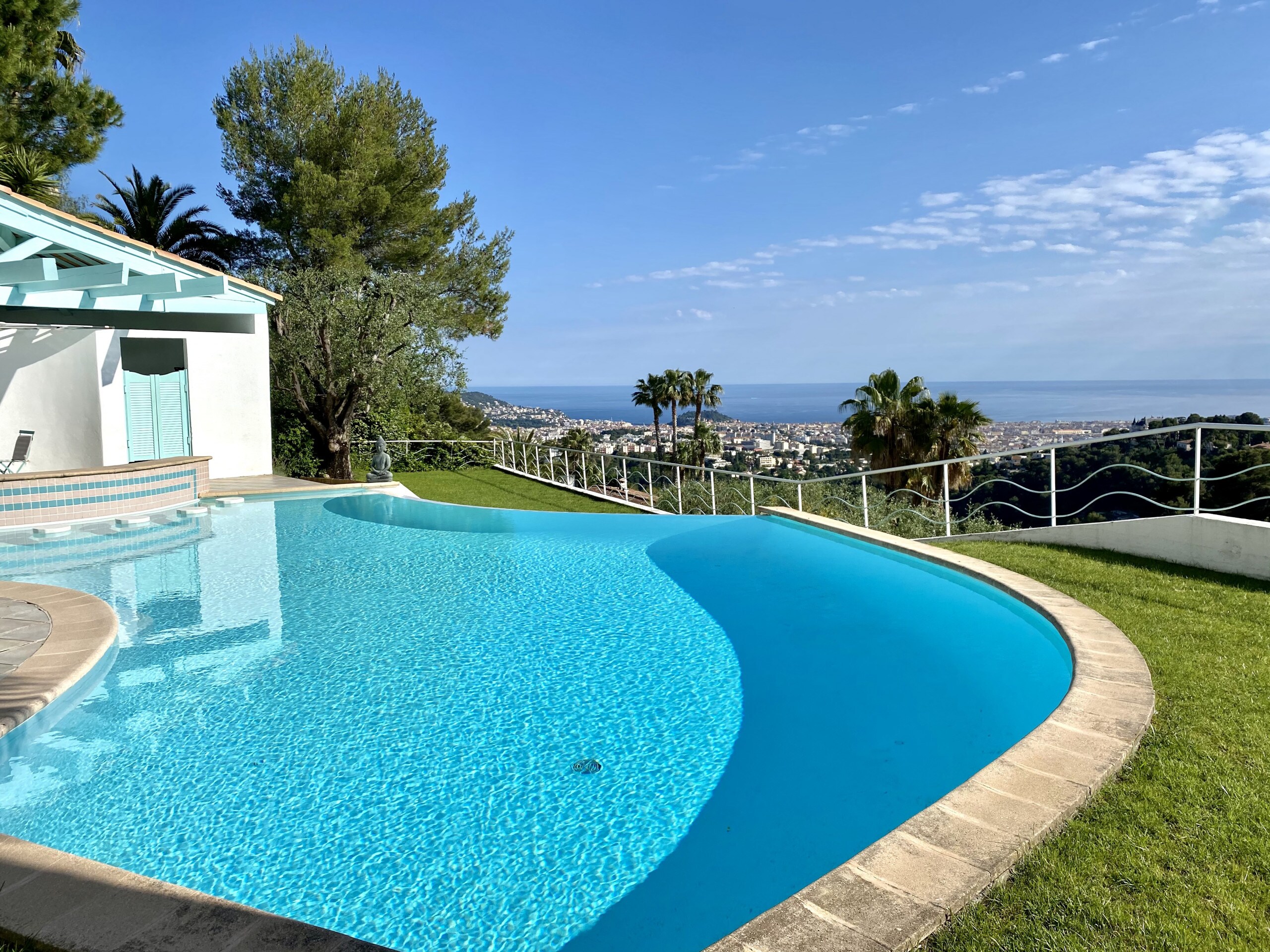 Swimming pool with sea view in Nice