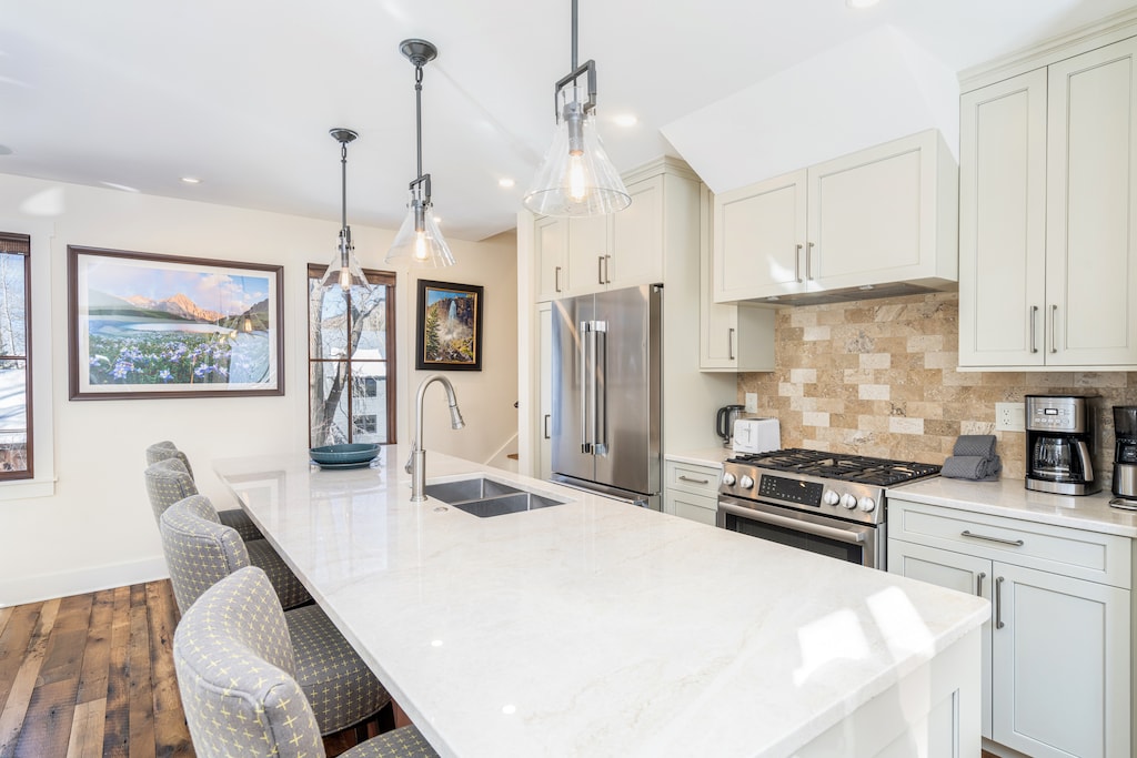 3.0-the-treehouse-telluride-kitchen1