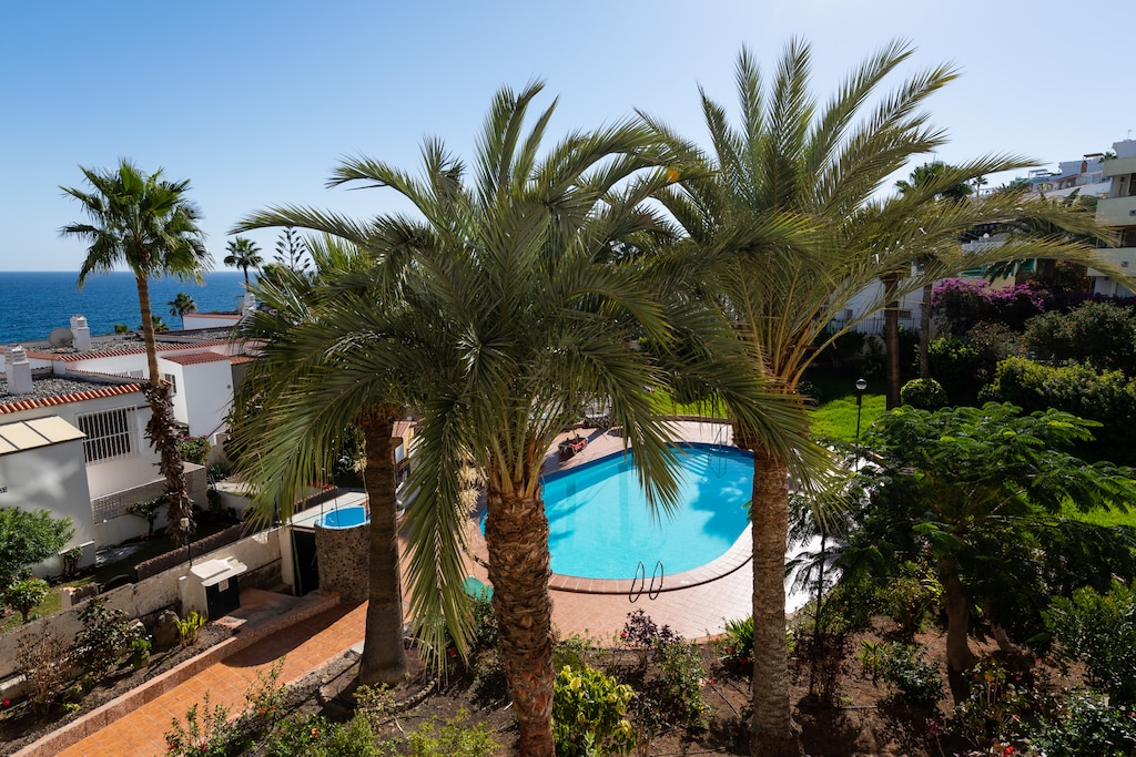 Breathtaking views from the accommodation to the sea, the swimming pool and the gardens.