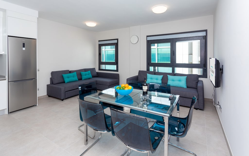 Spacious and bright living/dining room