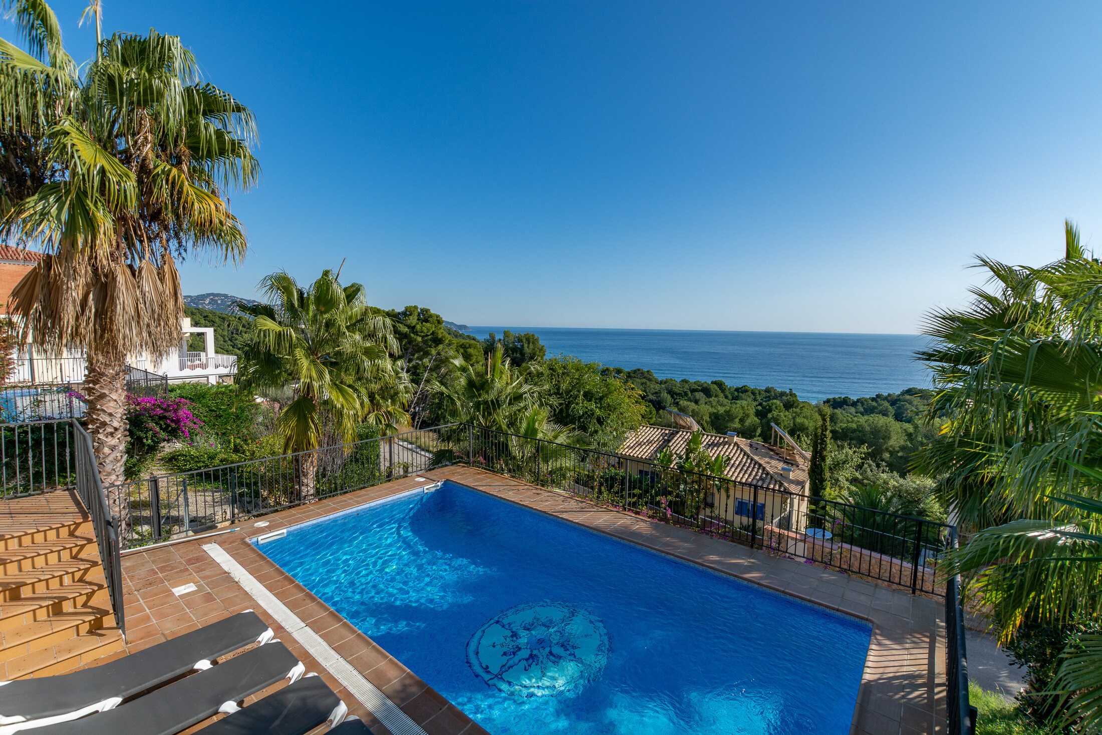 Property Image 2 - Amazing large villa with great sea view from the swimming pool