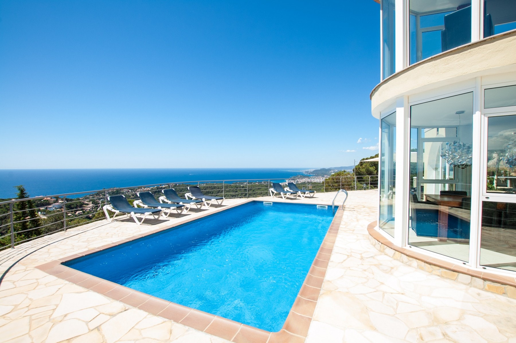 Property Image 2 - Fabulous Glass Villa with Private Parking
