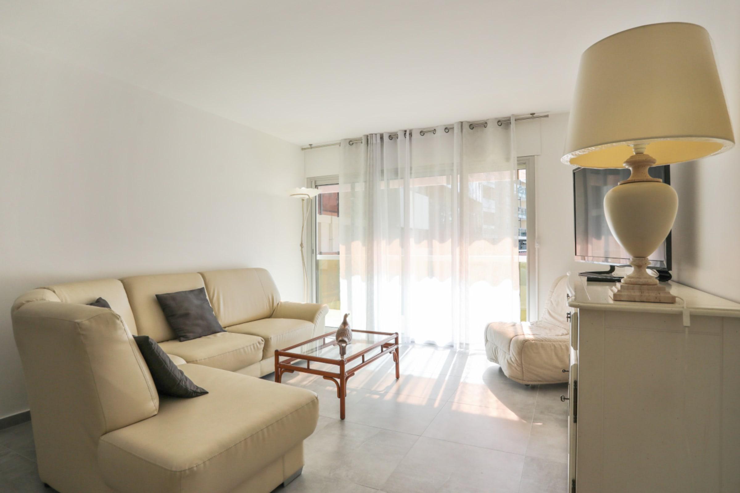 Property Image 1 - Cosy 1 bedroom flat with Air-Conditioning and terrace near Juan Les Pins train station