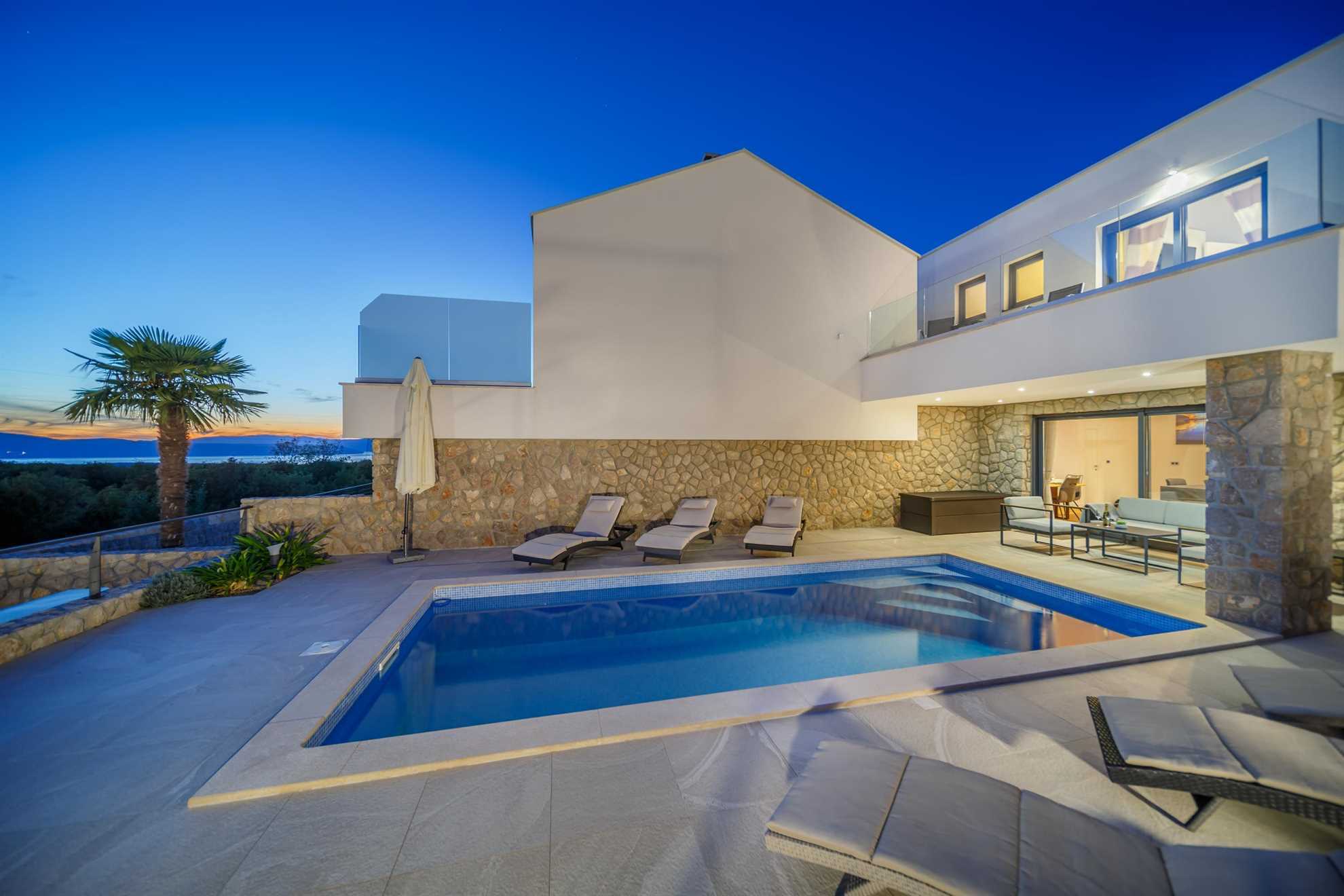 Property Image 2 - Luxuriously Decorated Villa with Heated Pool and Beautiful Sea Views