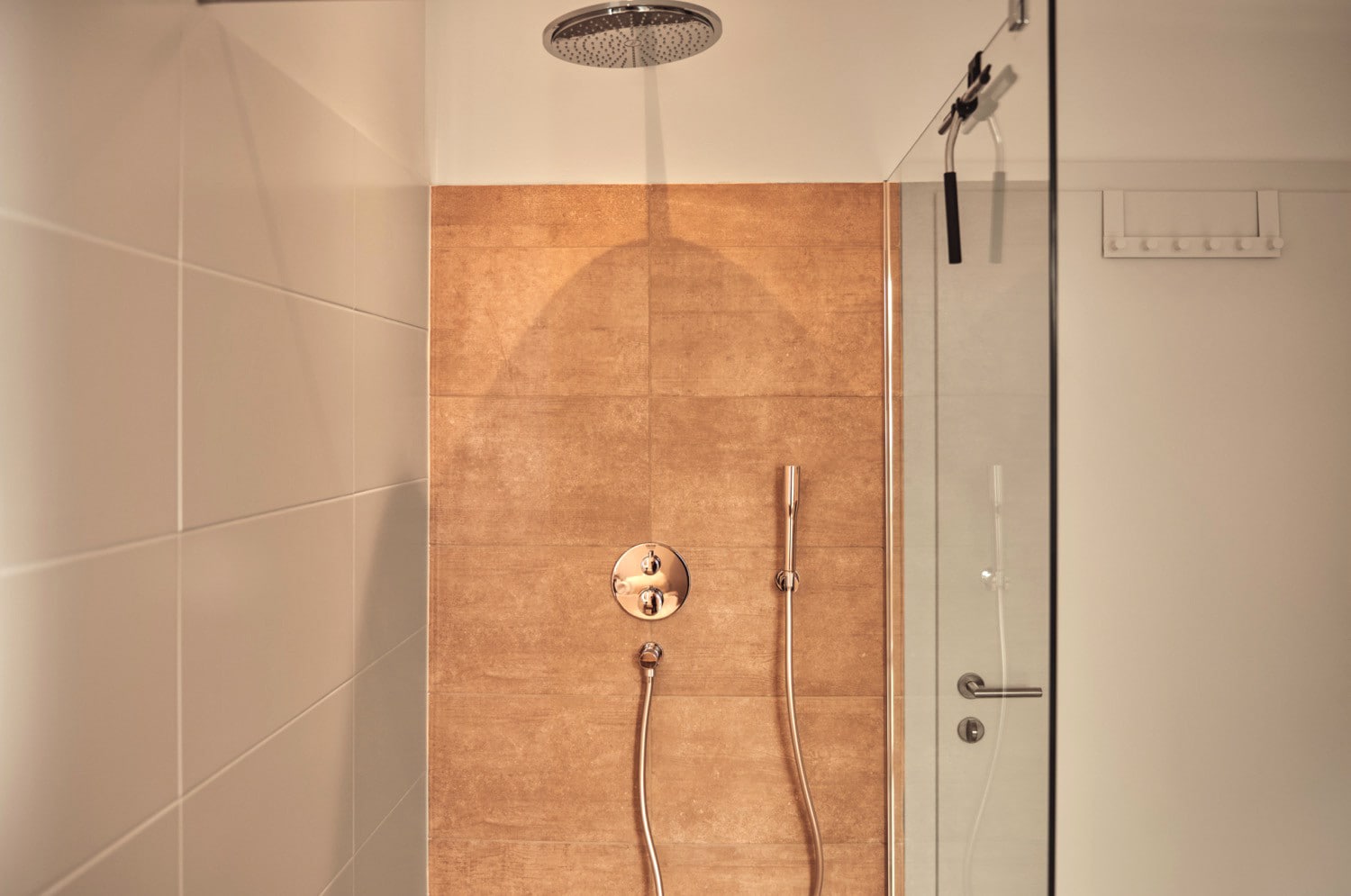 Refined Smart Apartment with Mountain View Balcony