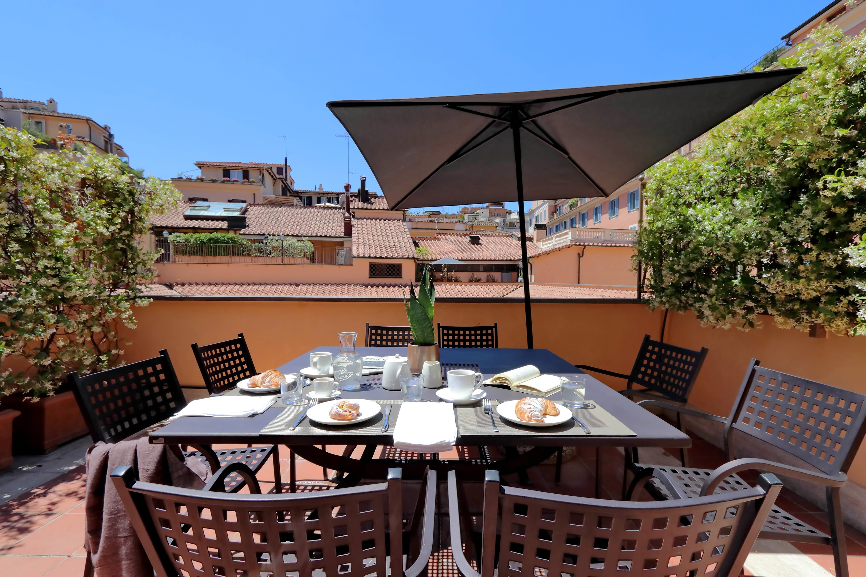 Grand Second Floor Apartment with Al fresco Dining