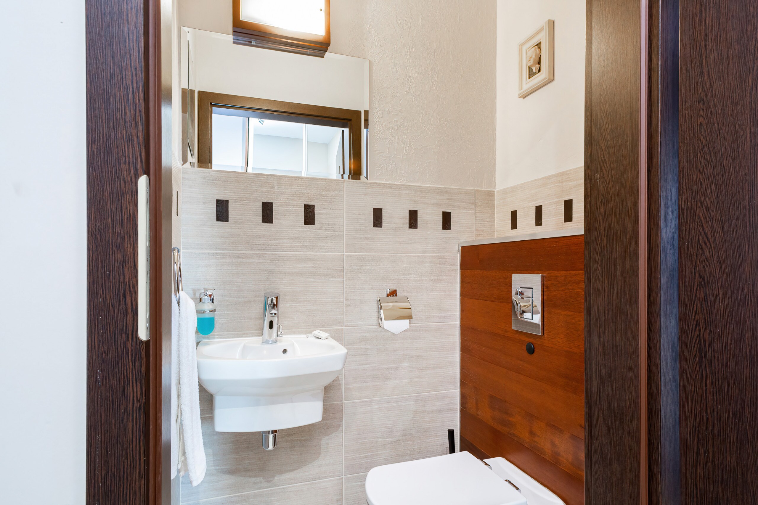 Bathroom of Manganowa 4A/37 with toilet, sink and mirror