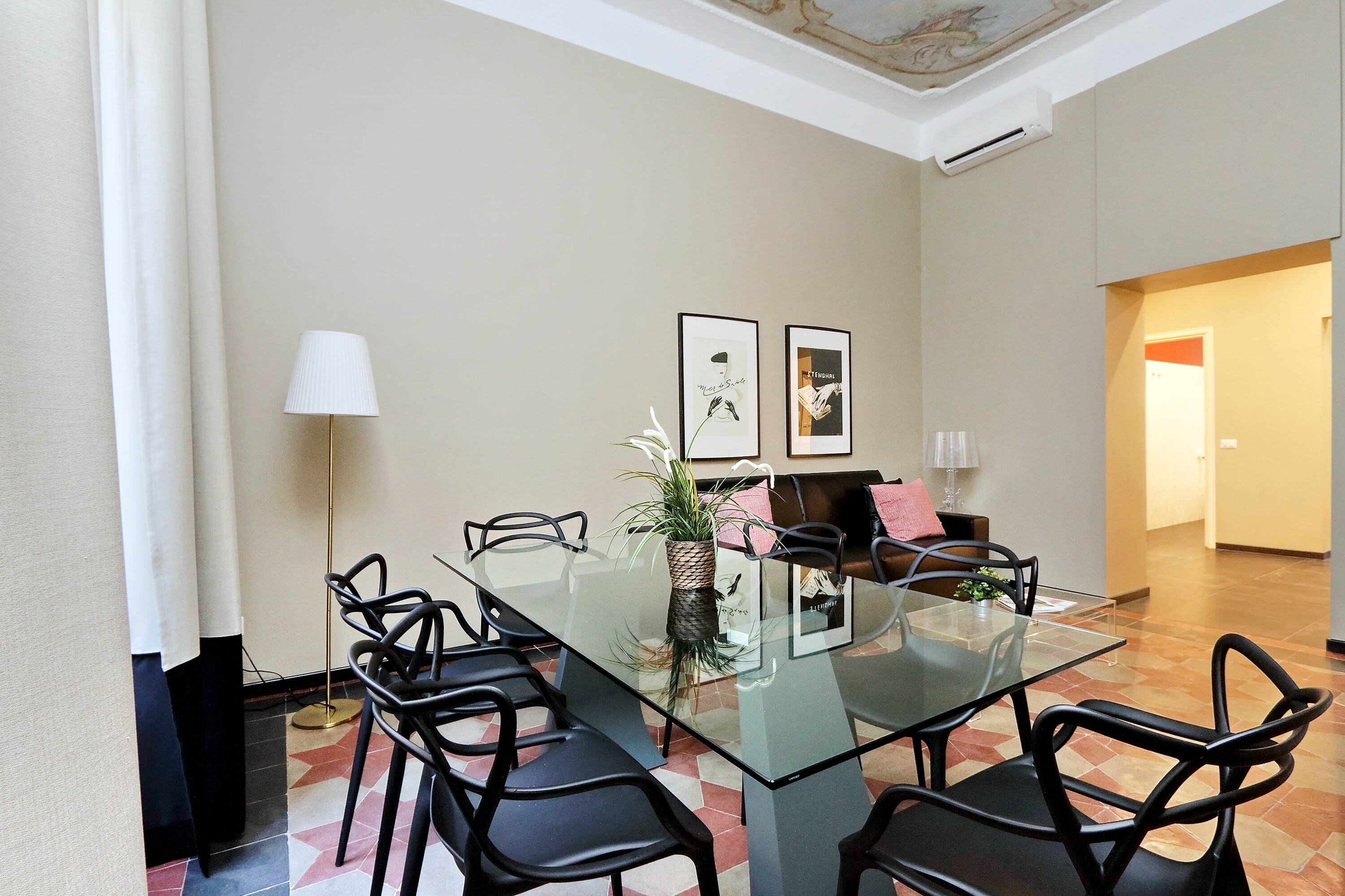 Property Image 2 - Sophisticated Apartment with Balcony near Attractions