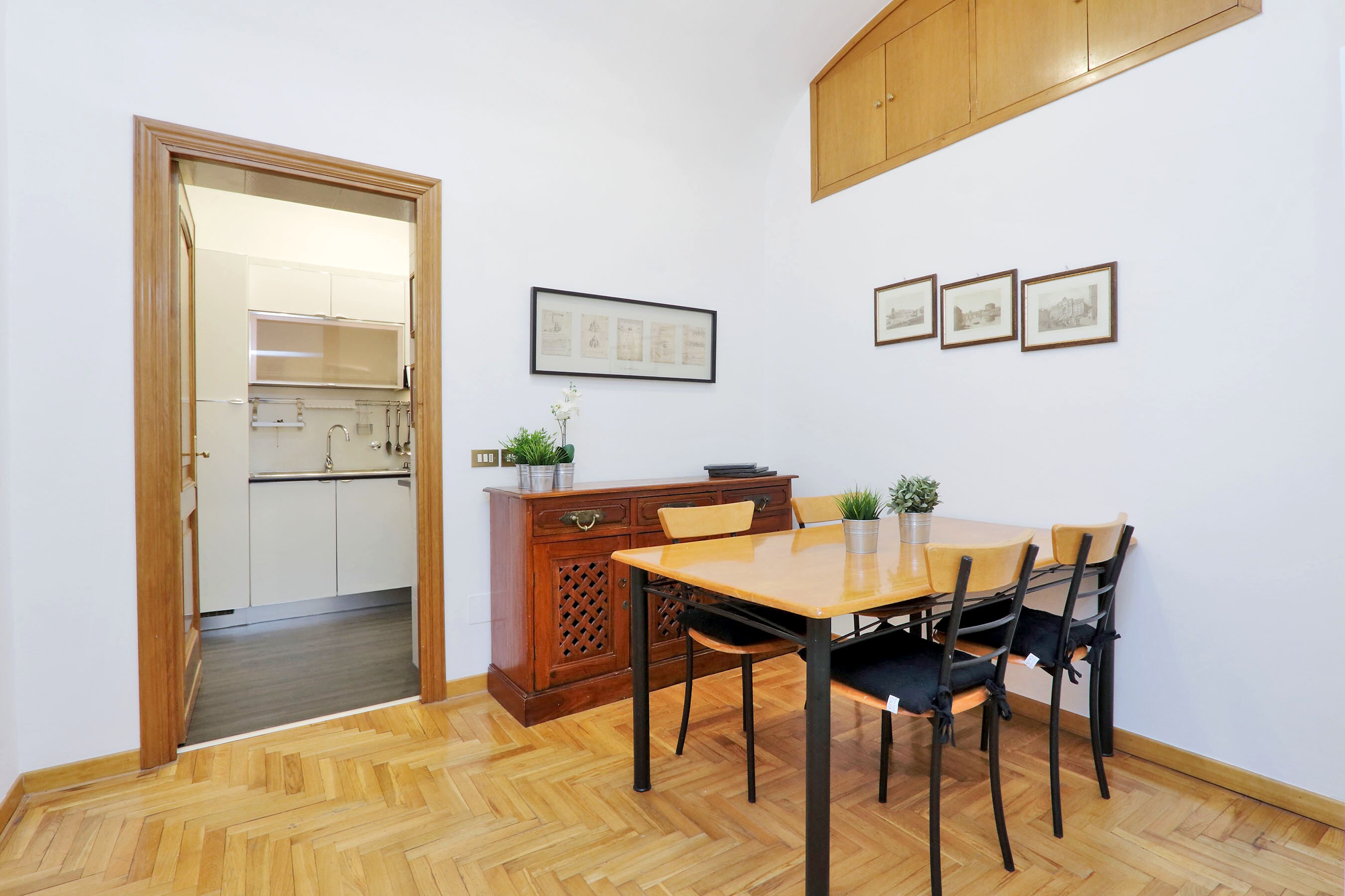 Property Image 2 - Warm Contemporary Apartment close to Main Attractions