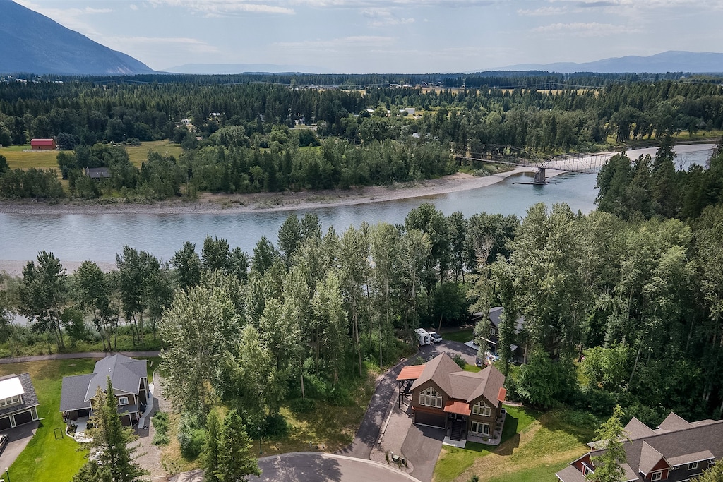 Close the river and walking paths | Exterior