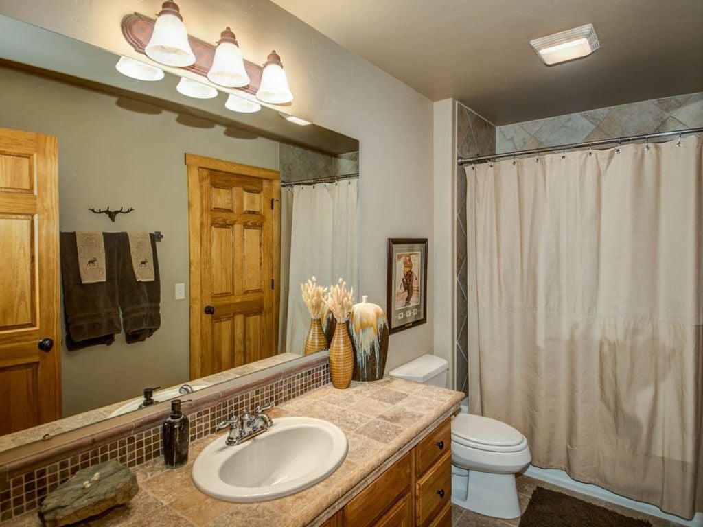 Lots of room to get ready | Main Level