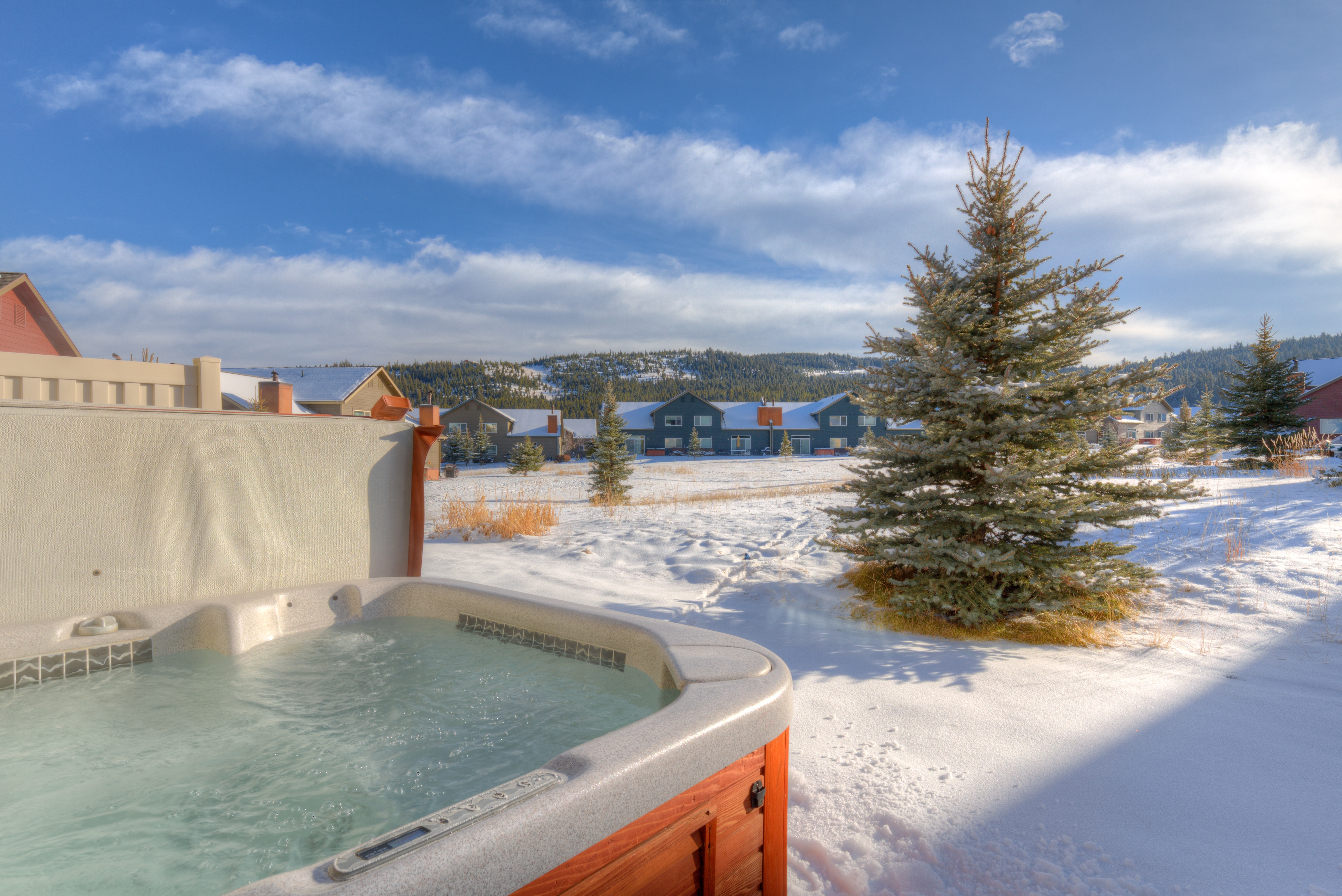 Relax in the hot tub after skiing | Exterior