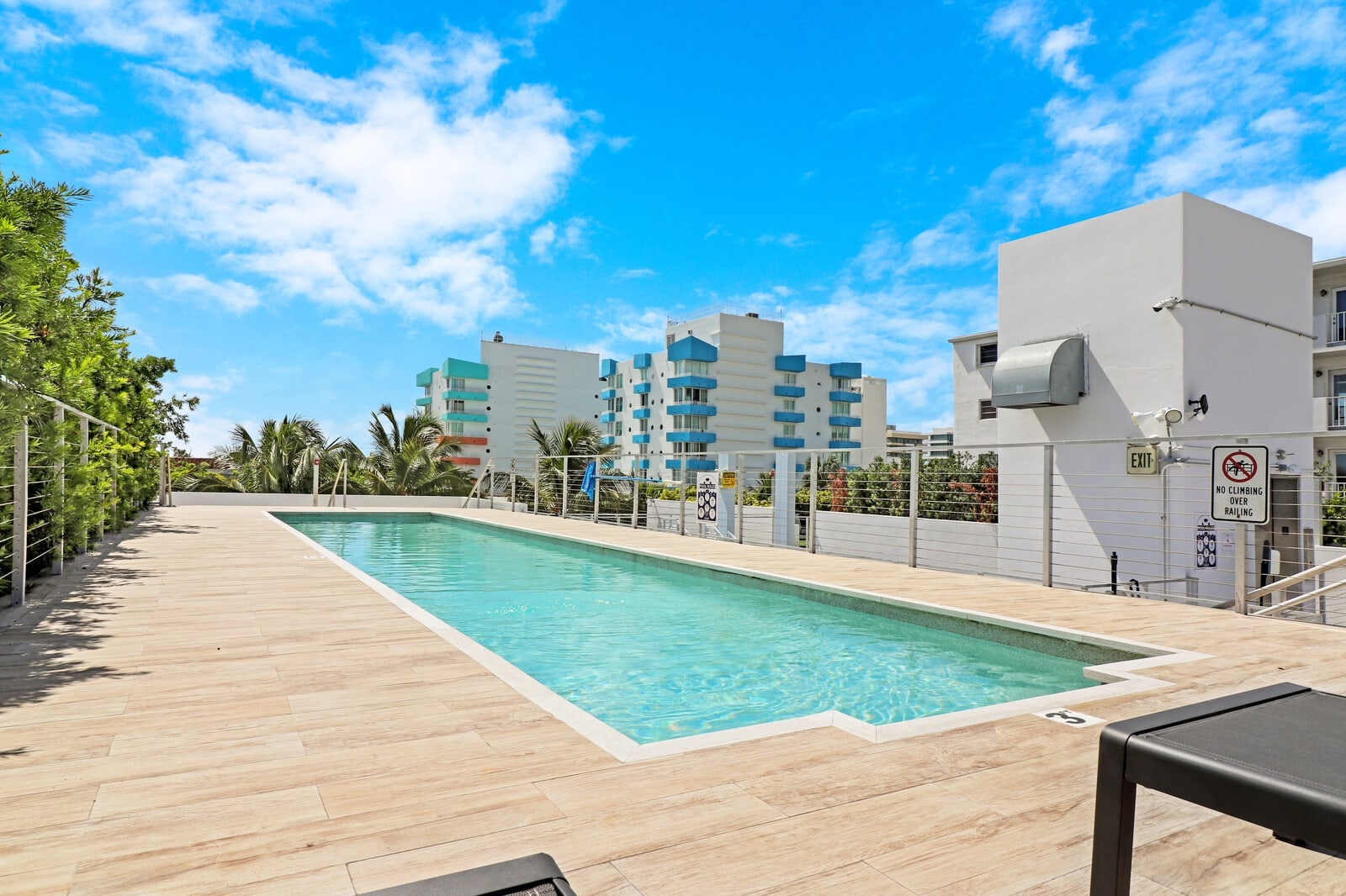Property Image 2 - Collins Ave | 1 Block to Beach | Rooftop Pool | 1 Bed 1 Bath