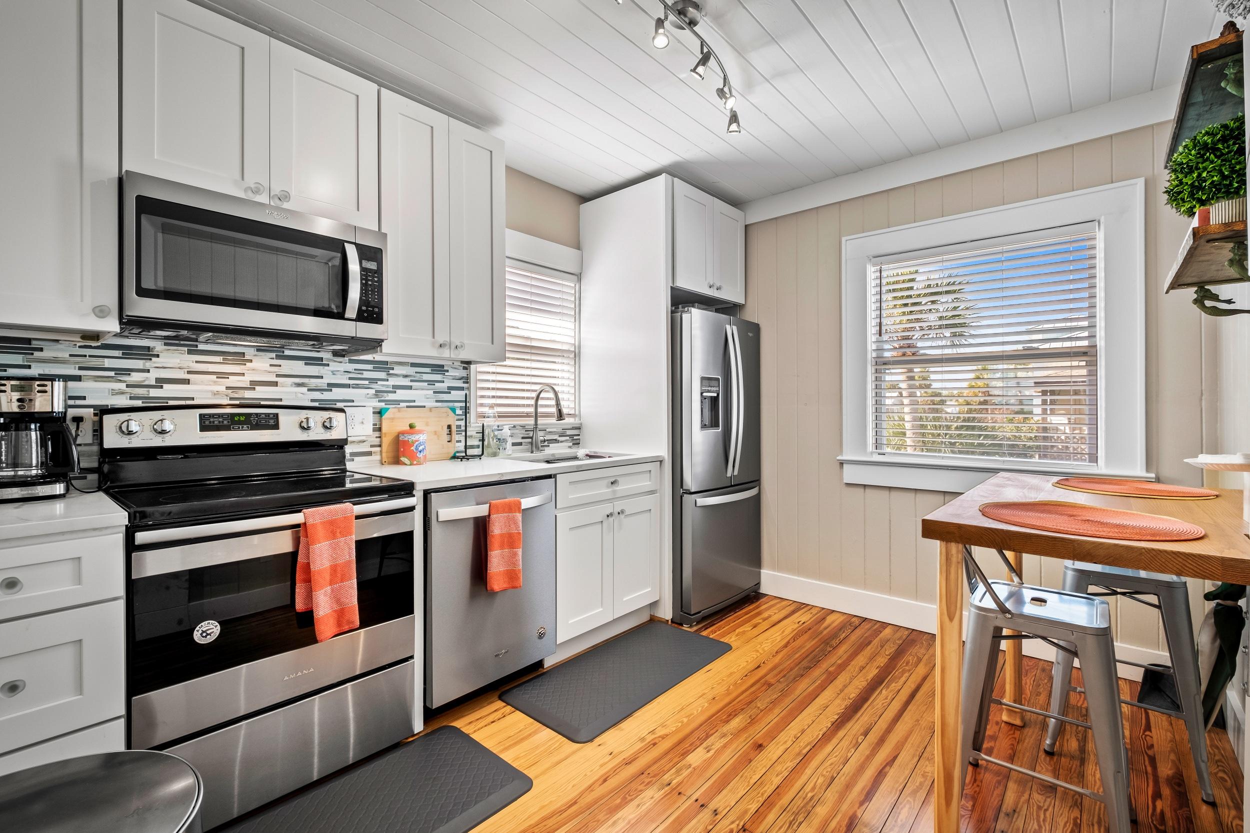 Upper-Level Duplex with Partial Ocean Views 3BR/2BA