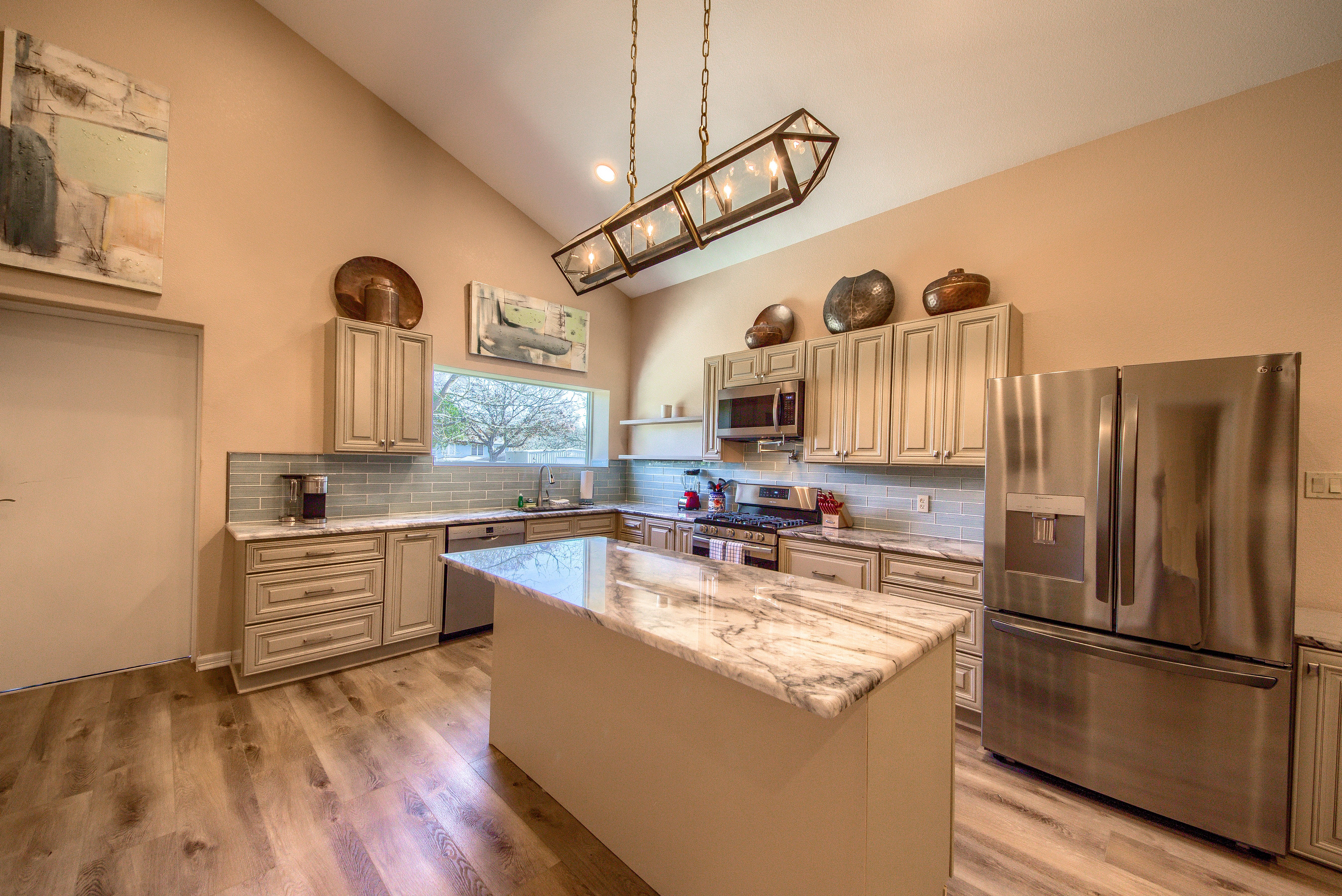 Fully stocked kitchen!
