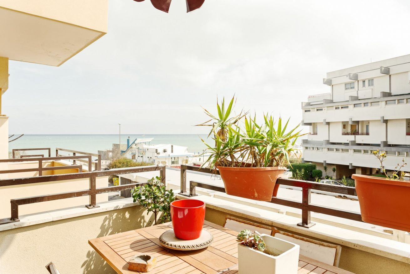 Property Image 1 - Outstanding Seafront Flat with Contemporary Interior