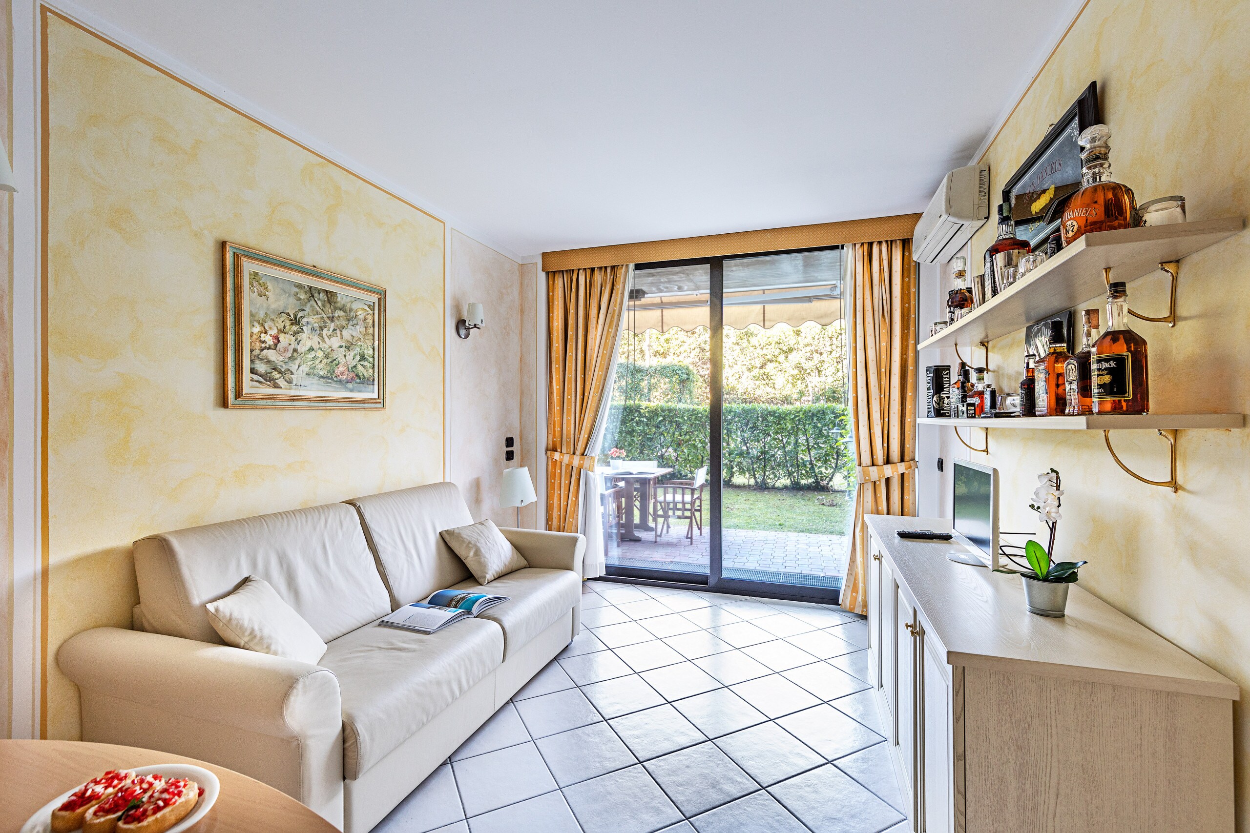 Property Image 2 - Tranquil Luminous Apartment with Lovely Private Garden