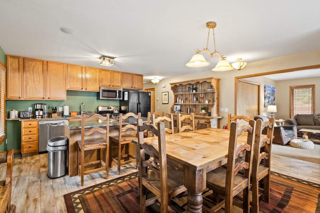 Open foor plan, spacious dining area and kitchen with island bar seating.