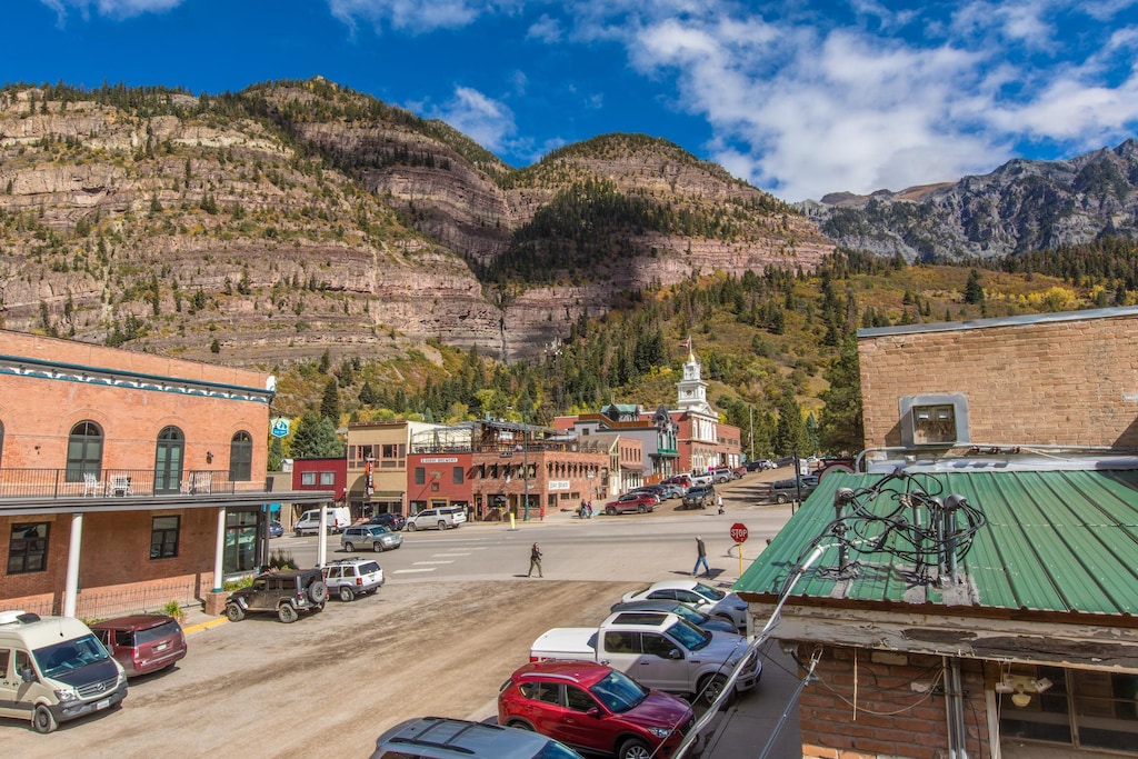Relax onn the side deck and enjoy your favorite beverage or an outdoor meal.