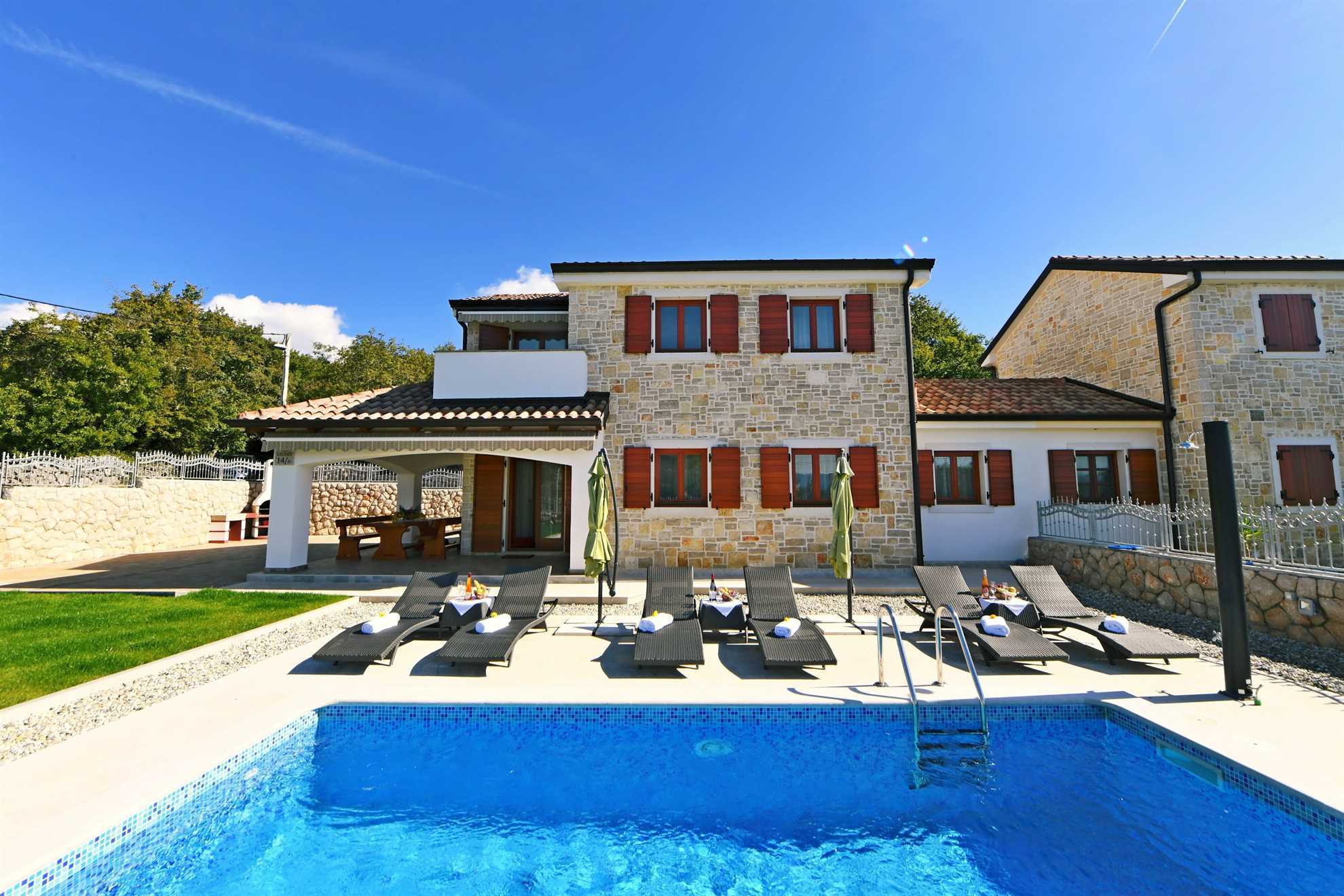 Property Image 1 - Vibrant Beautiful Villa with Pool, Barbeque and Garden