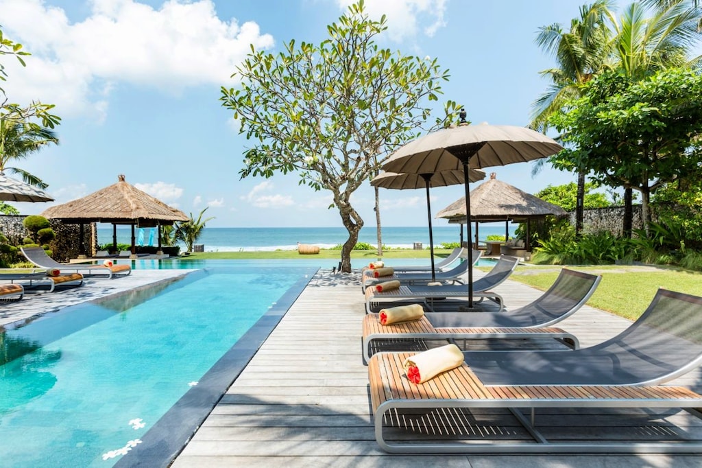 Exterior: Beach ocean sea view