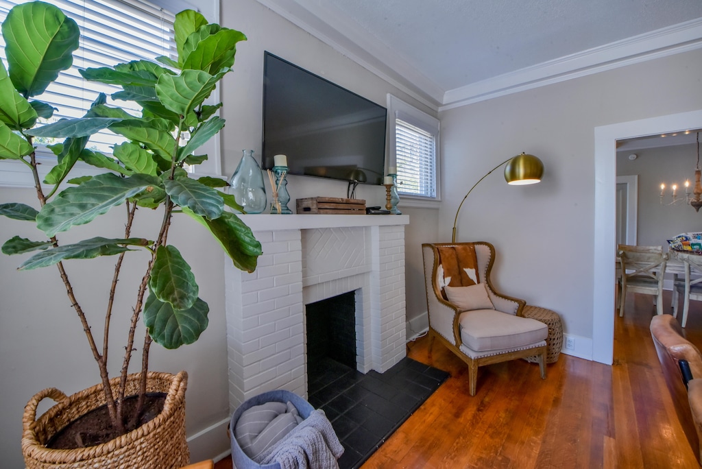 Oak is equipped with smart tvs around the house so you're able to watch any platform you wish.