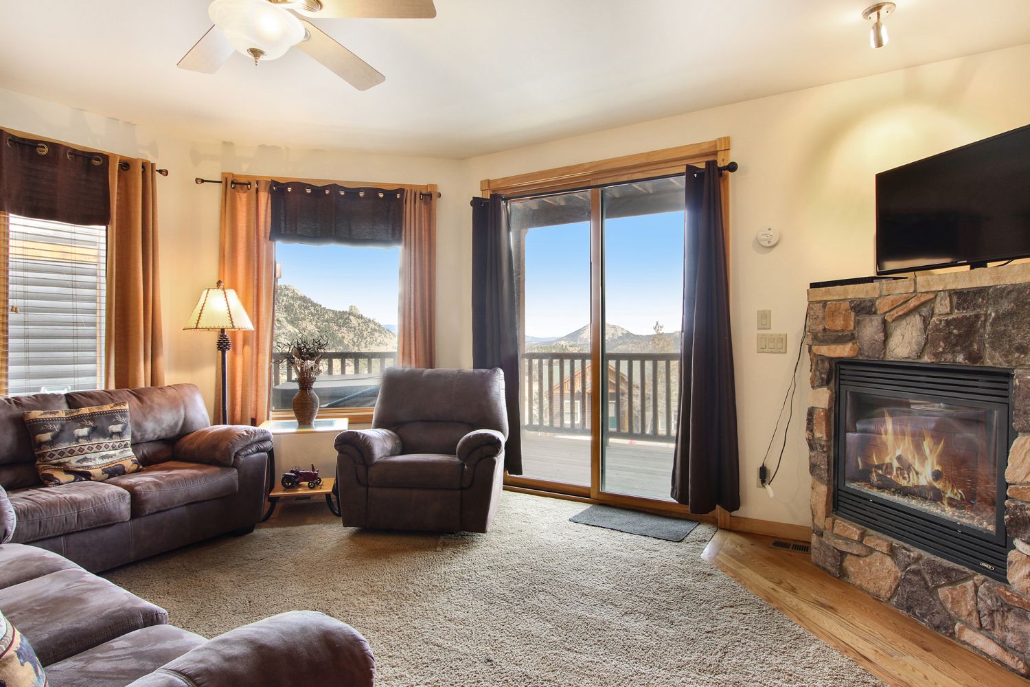 Chiefs Head Peak 21B - Living room with queen sleeper sofa, loveseat and recliner. Gas fireplace and flat screen TV. 