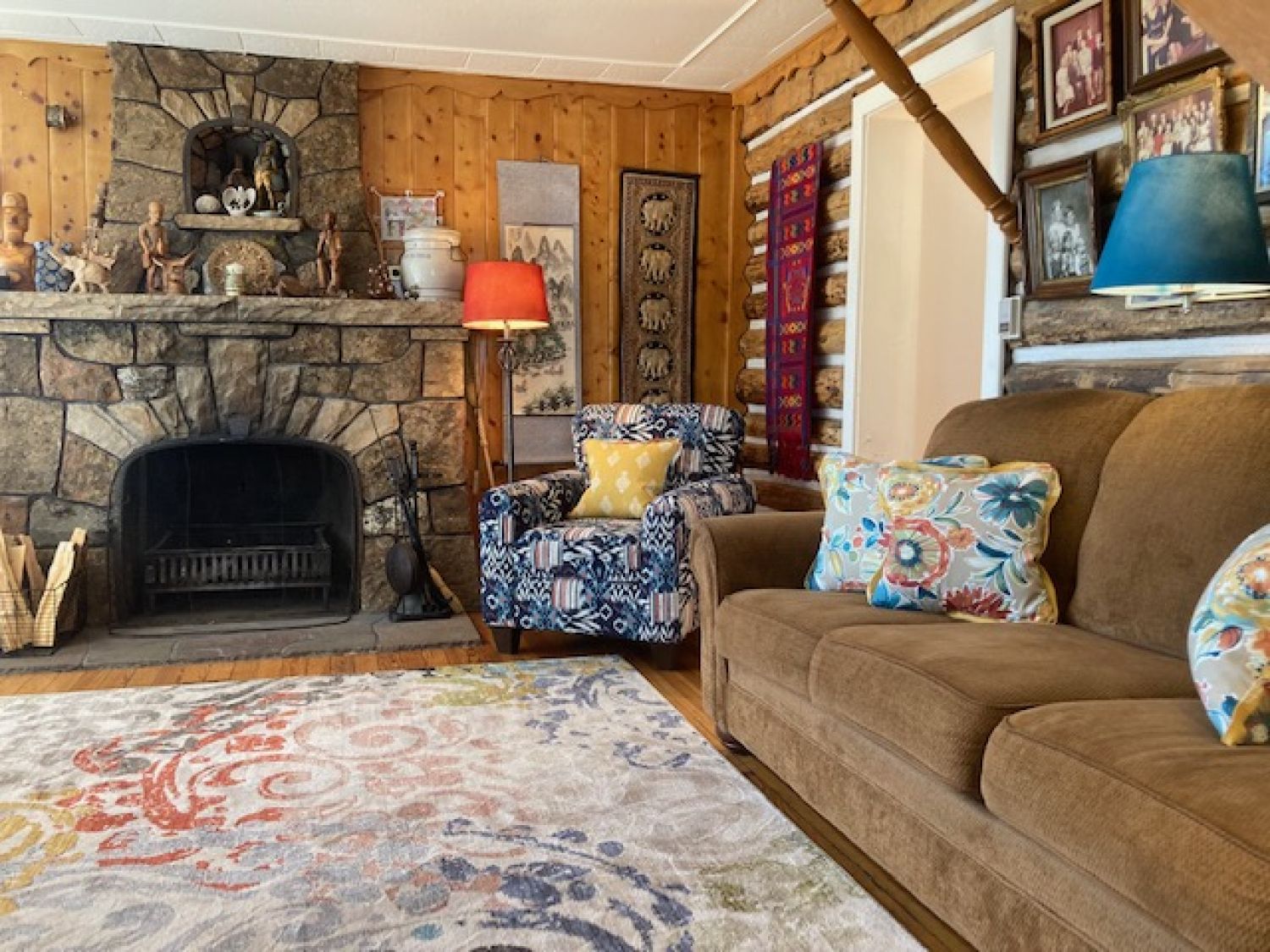 Edelweiss Mountain Haus - Cozy up to the beautiful stone fireplace!