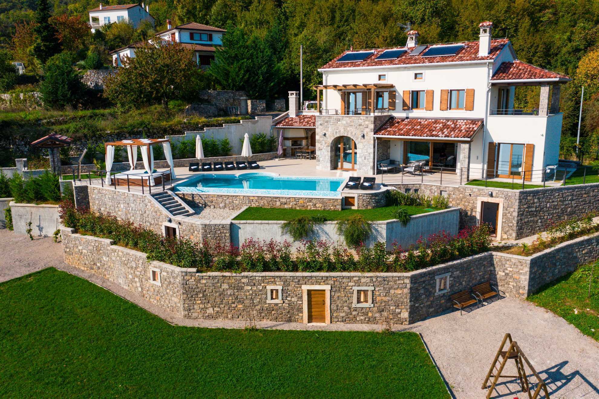 Property Image 2 - Luxury Villa Arcade with Pool