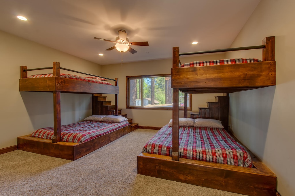 Bedroom with dual Single over Queen bunk beds