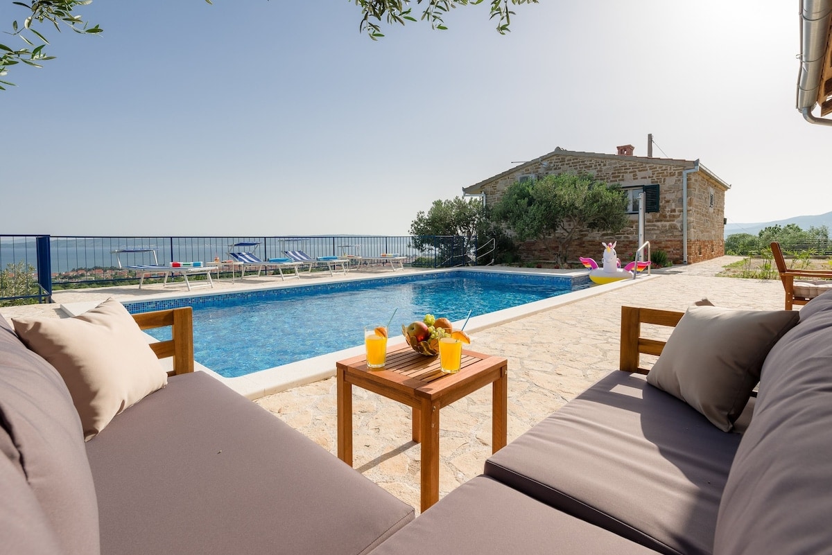 Property Image 1 - Mediterranean Villa with Pool, Alfresco Dining & Lovely Sea View