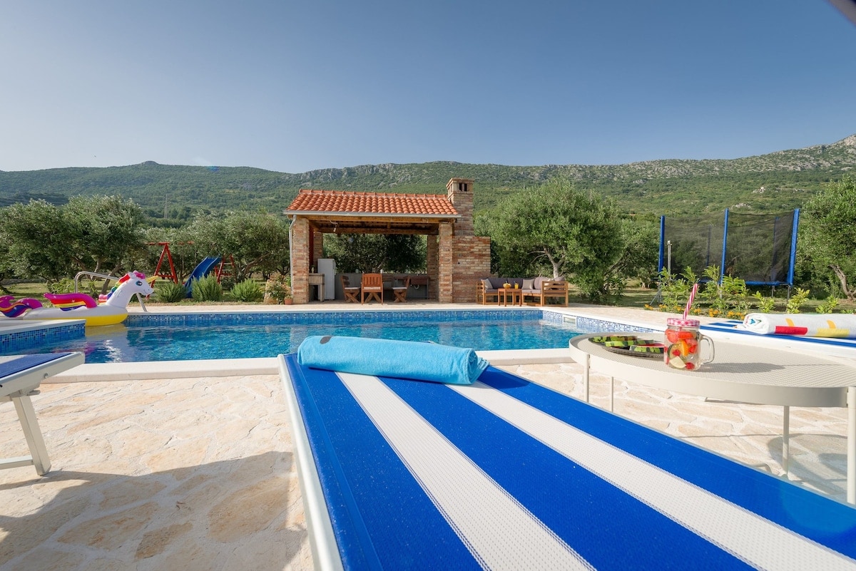 Property Image 2 - Mediterranean Villa with Pool, Alfresco Dining & Lovely Sea View