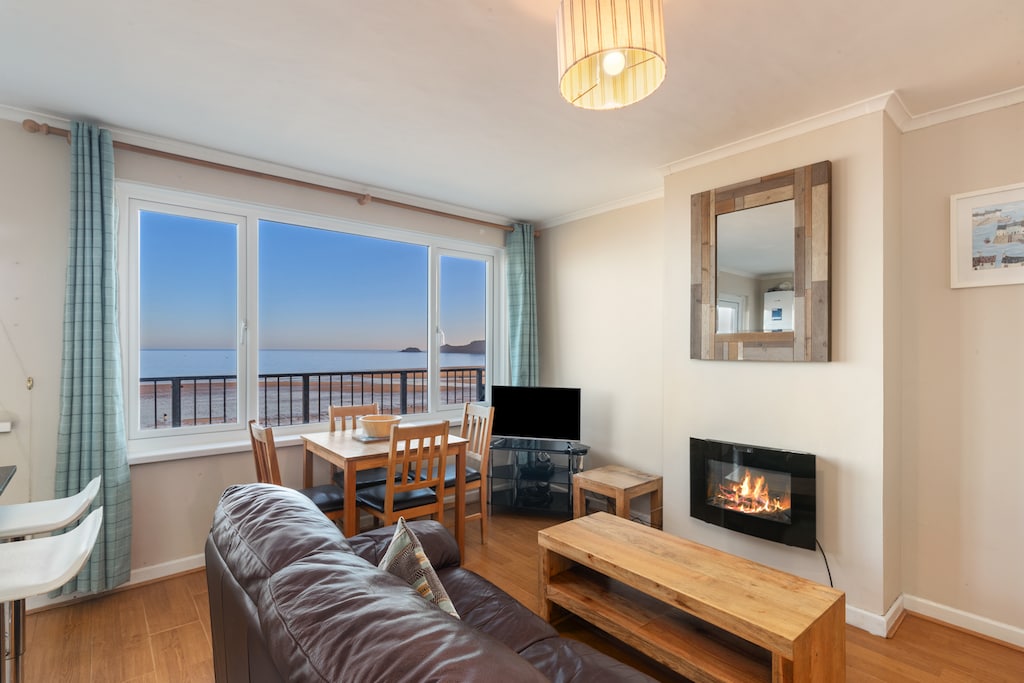 Sea Front Apartment with Views