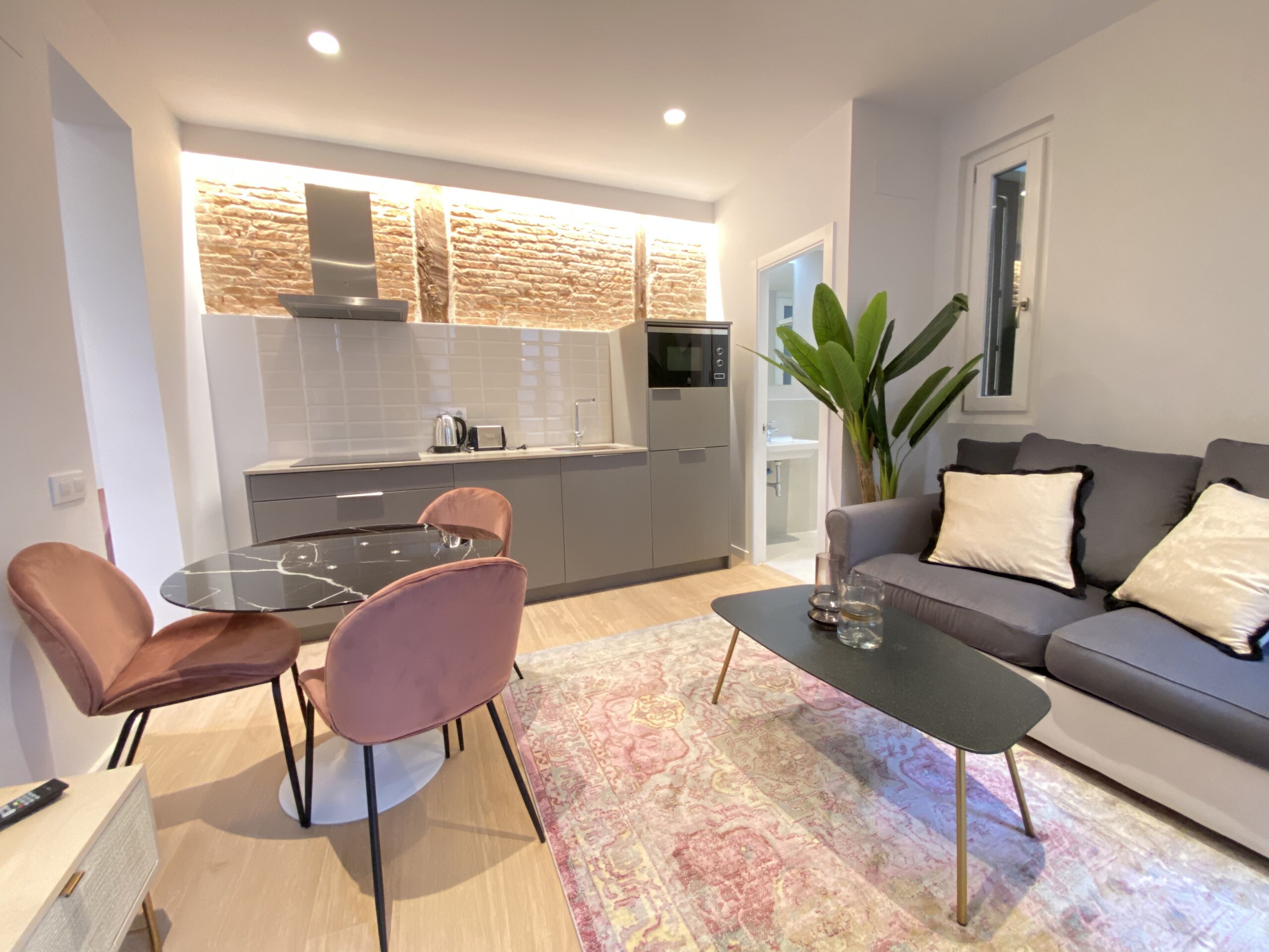 Property Image 2 - Modern apartment right on La Latina, Madrid