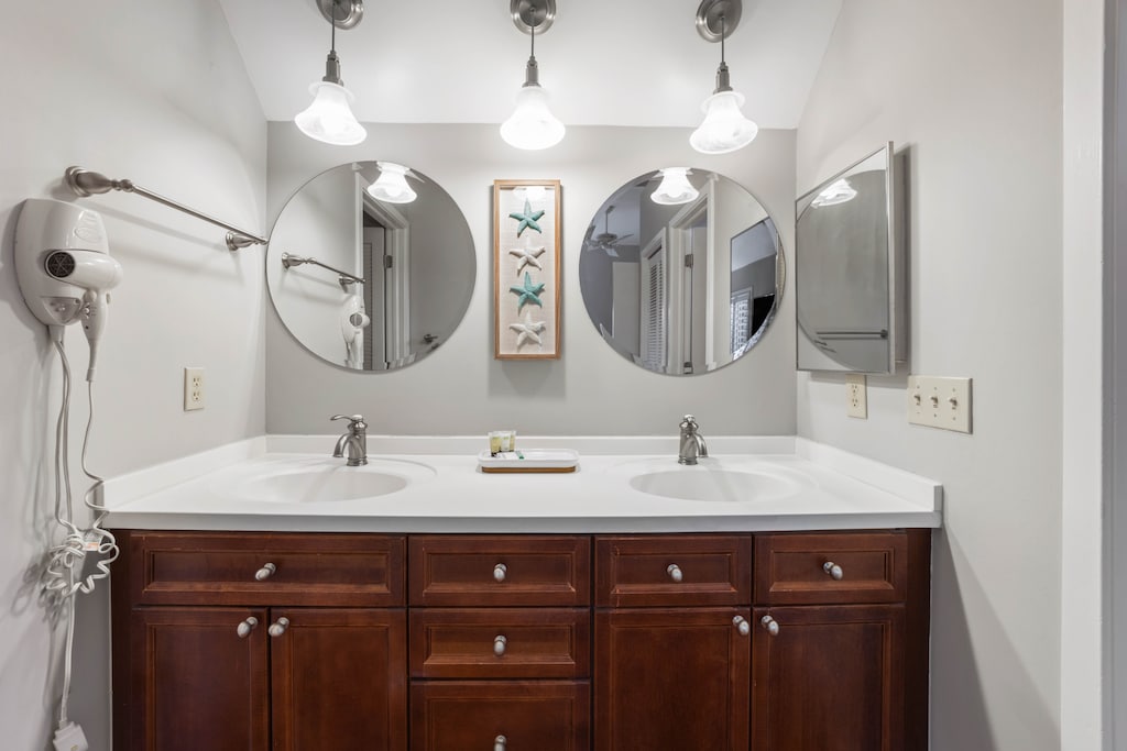 Bathroom 1 (primary)