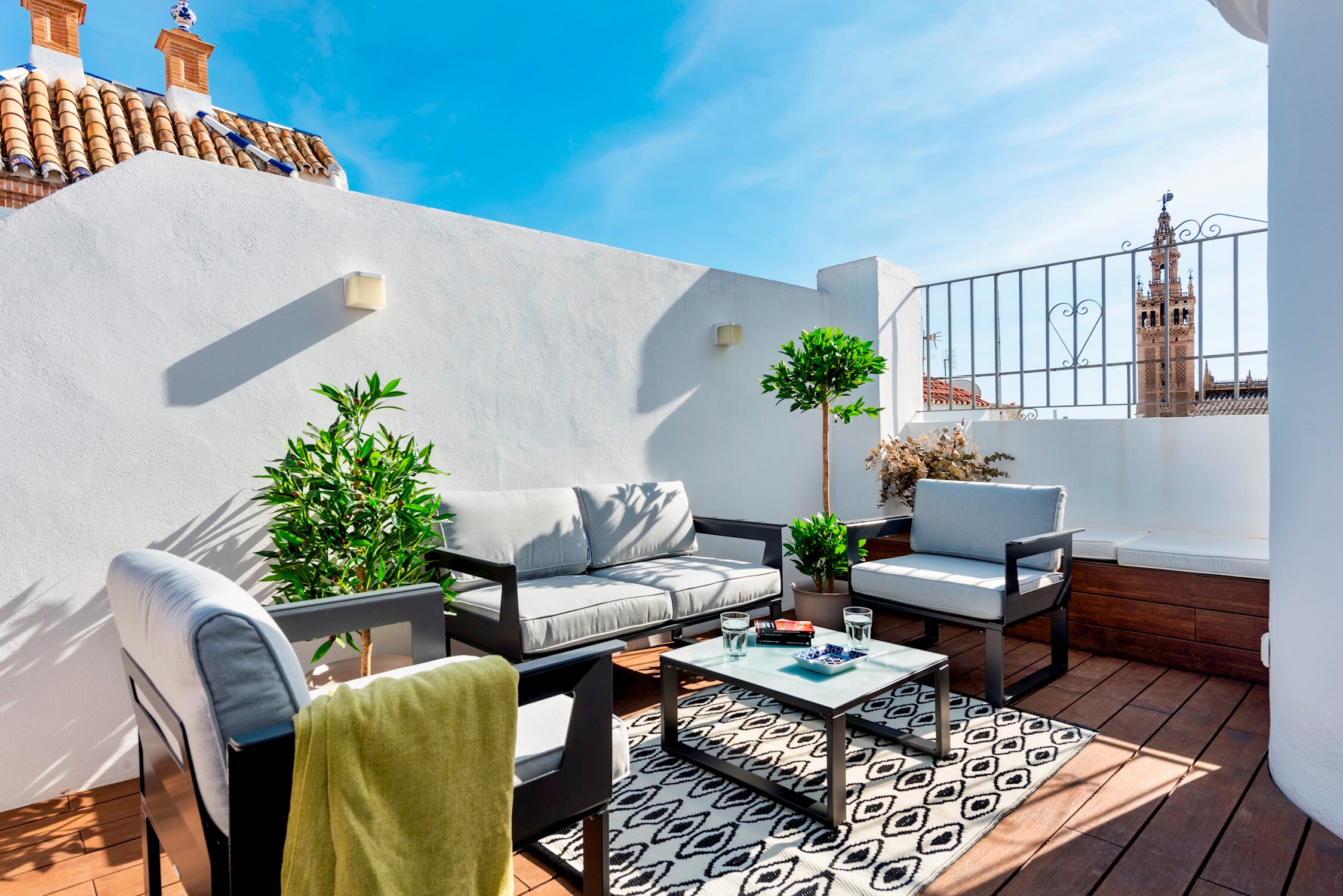 Property Image 1 - Penthouse with terrace in old town. Entretejas I