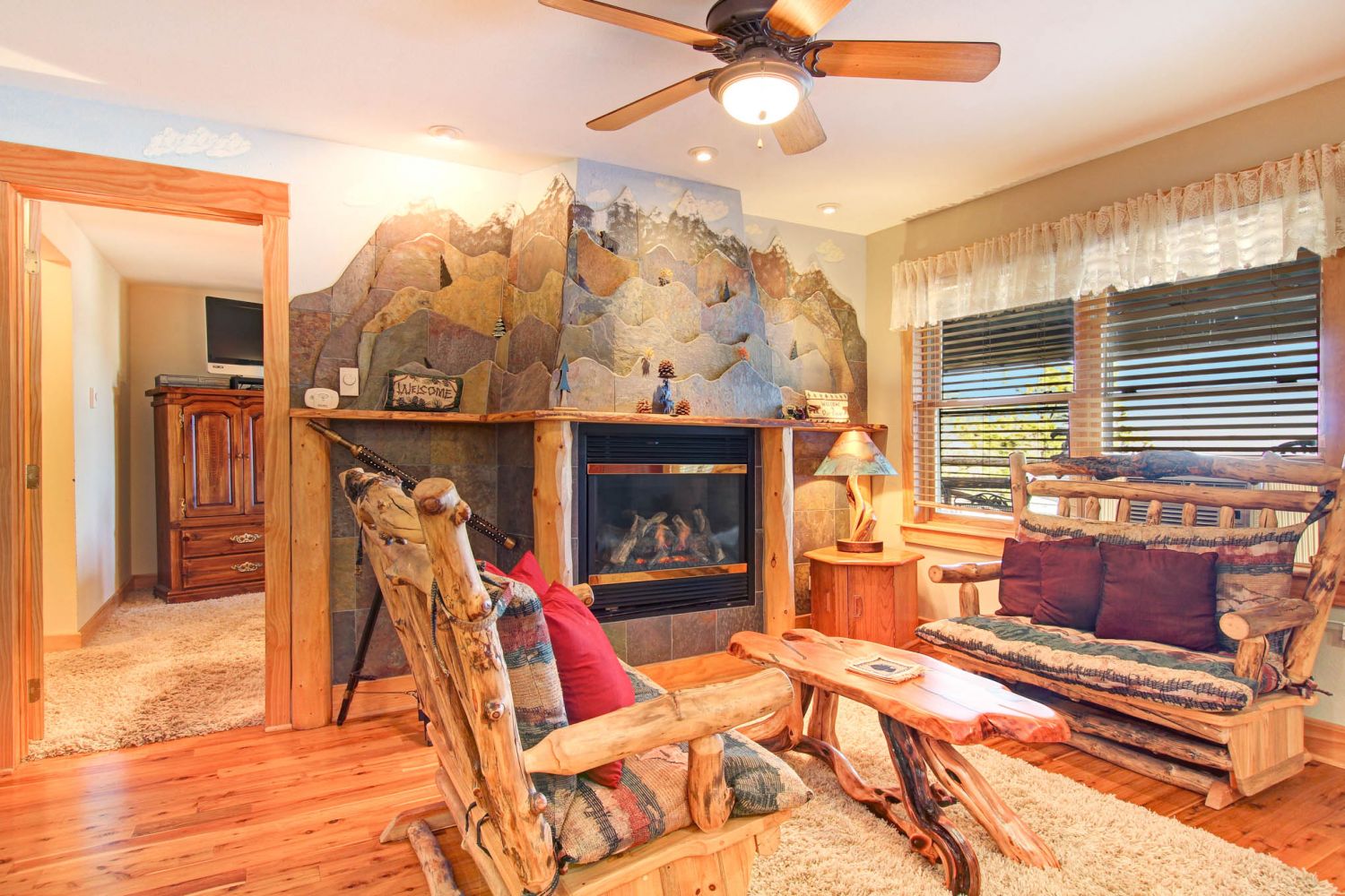 Snowdrift Peak 203 - Cozy and beautifully decorated main living area, newly updated electric fireplace.