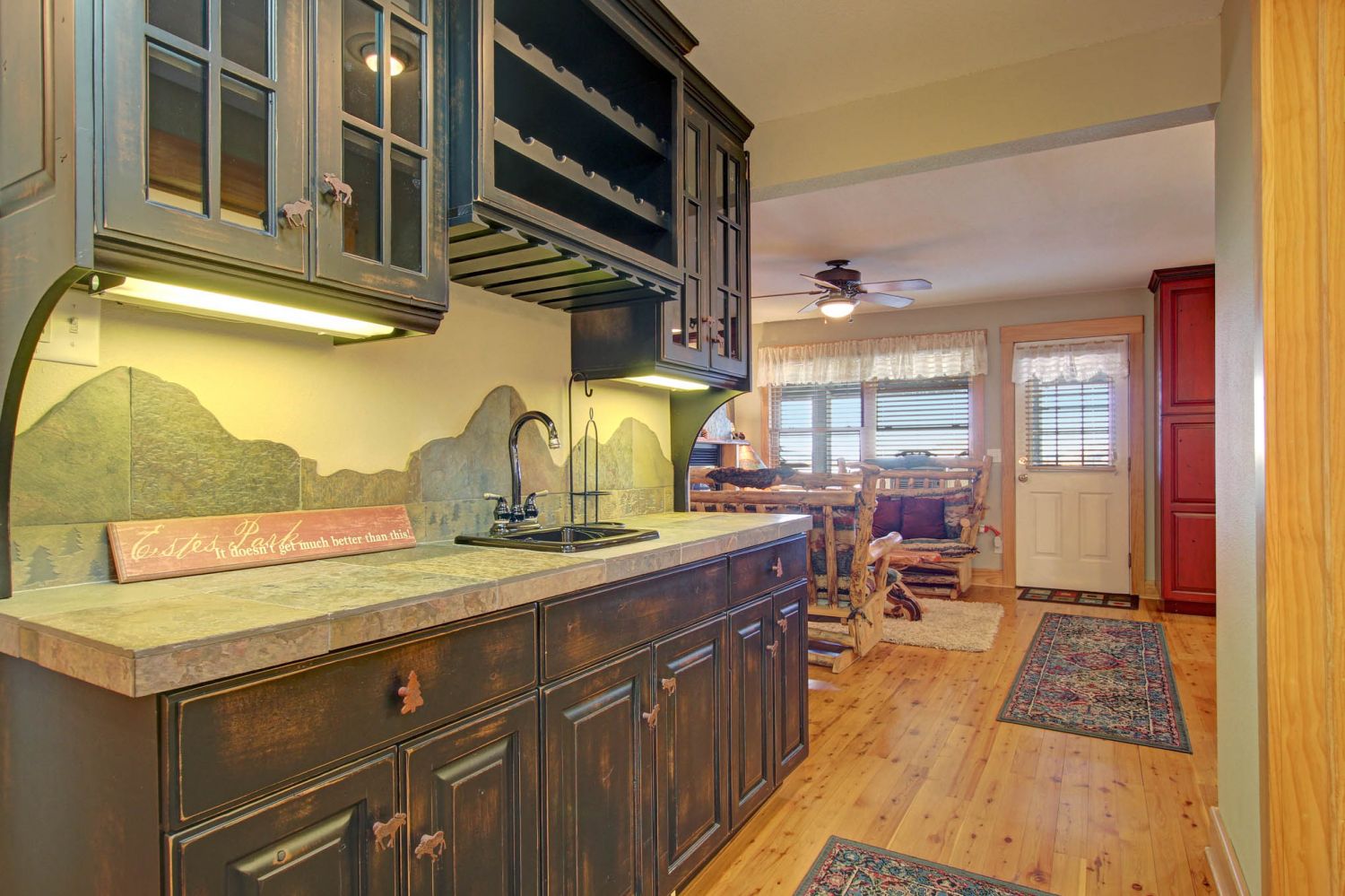 Snowdrift Peak 203 - Wet bar with beautiful mountain themed backsplash. Adjacent to kitchen/dining area.