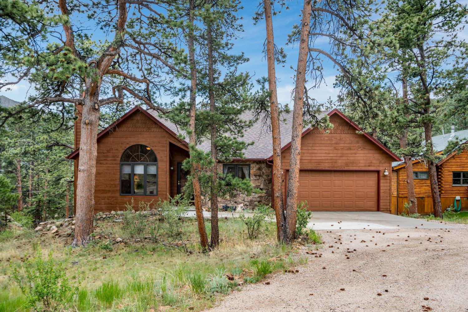 Heavenly Pines - Heavenly Pines Estes Park, Driveway to the main entrance of the home. Parking available for 3 vehicles. 