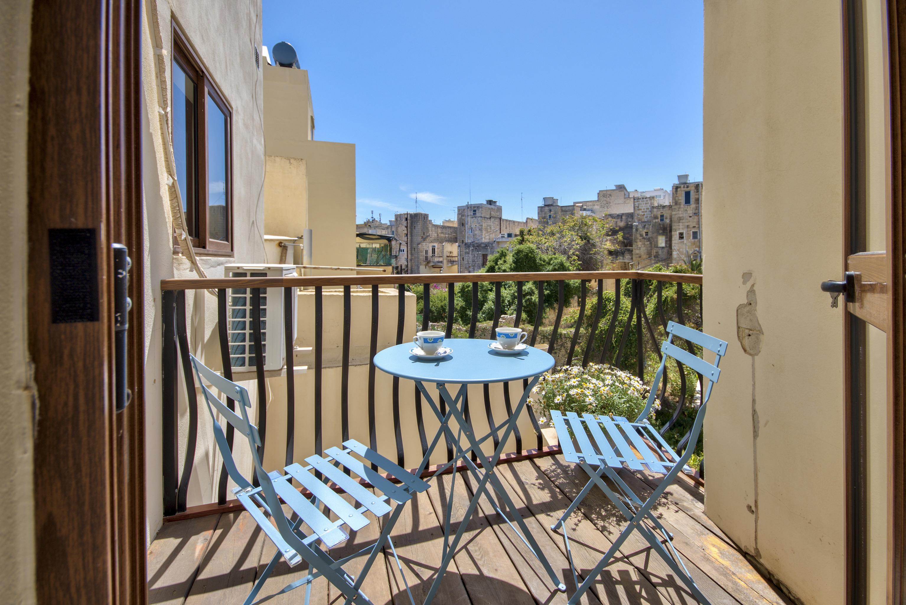 Property Image 1 - Spacious Light Filled Apartment with Balcony