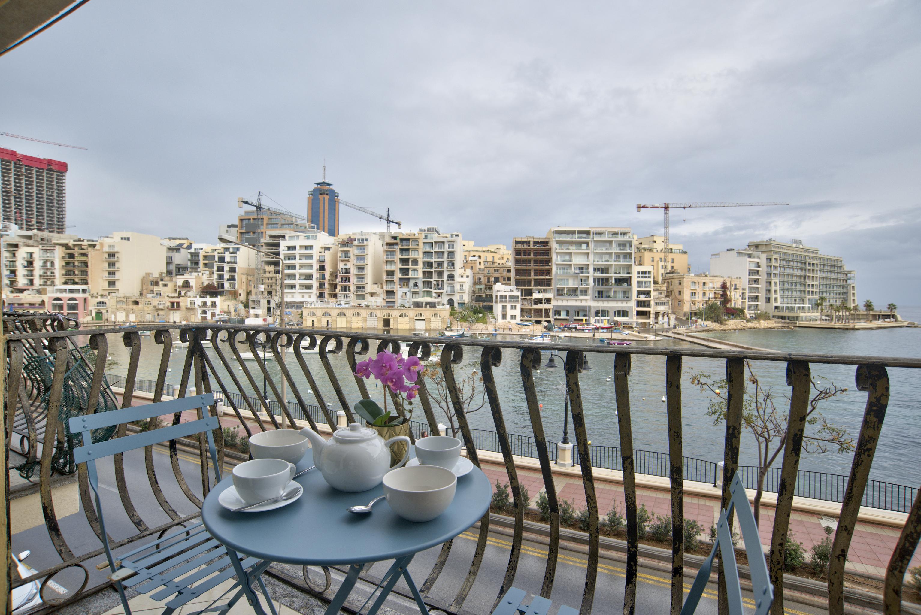 Property Image 2 - Bright Seaview along the Gorgeous Spinola Bay
