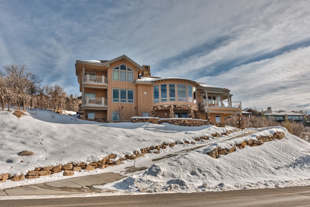 Stunning Five Bedroom (Four with En Suites) Home with Amazing Views from Every Room! Sleeps 18!