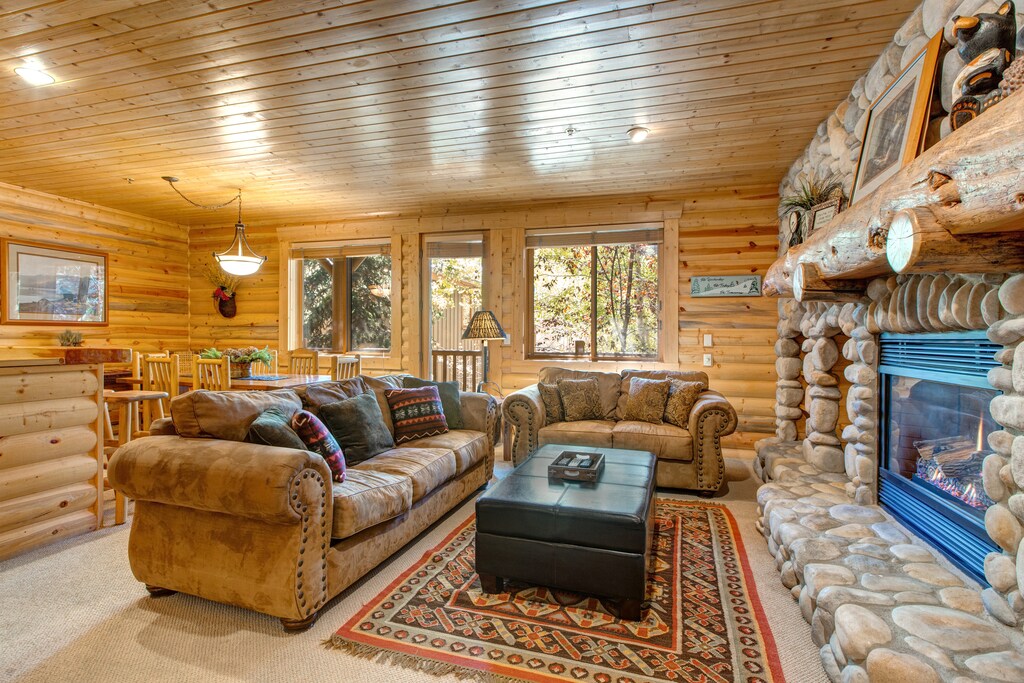 Cozy Living Room with Flat Screen TV, Gas Fireplace and Queen Sofa Sleeper
