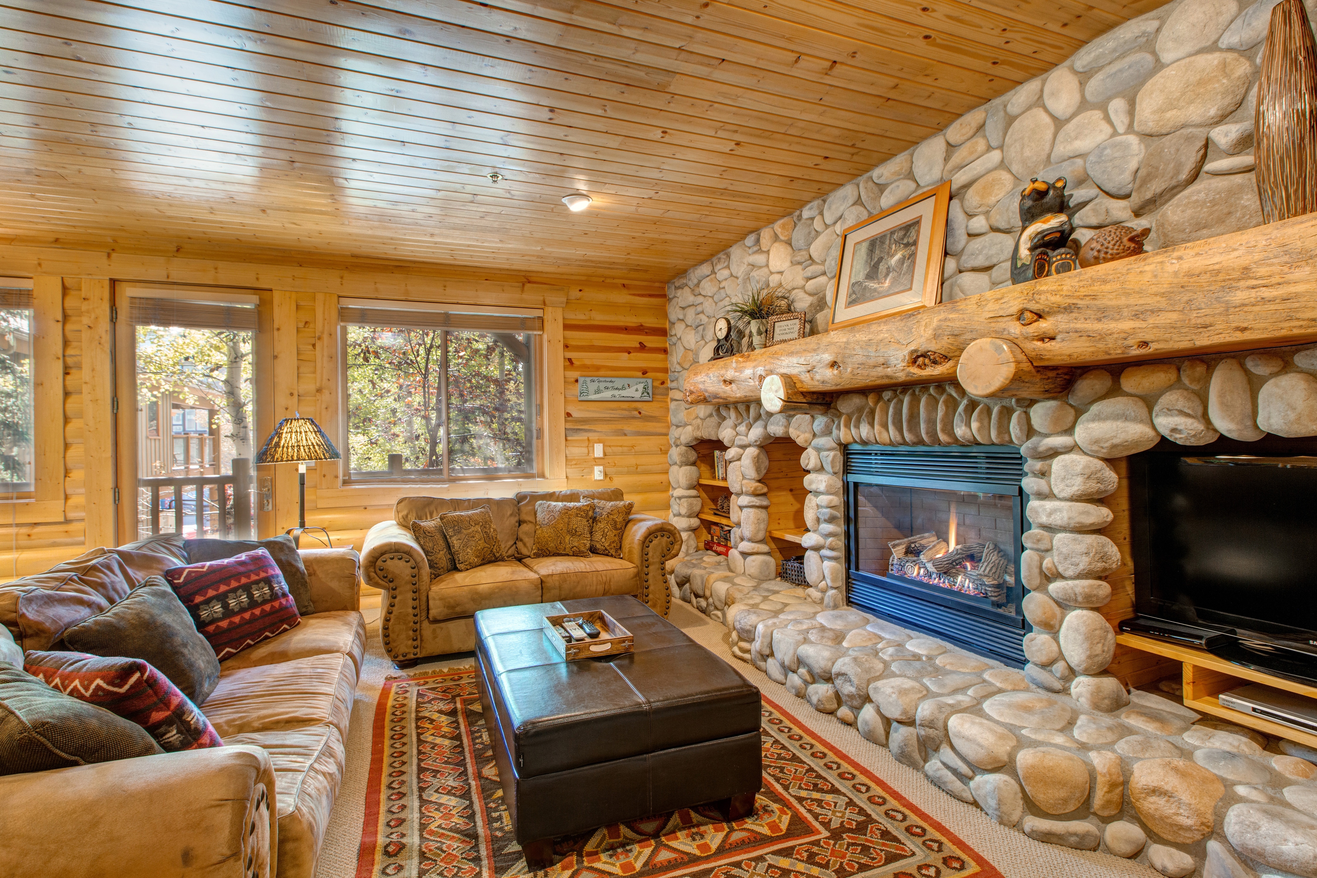 A True Mountain Cabin Feel - Cozy Up by the Gas Fireplace