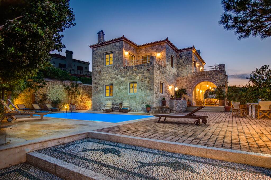 Incredible Traditional Villa with Splendid Pool